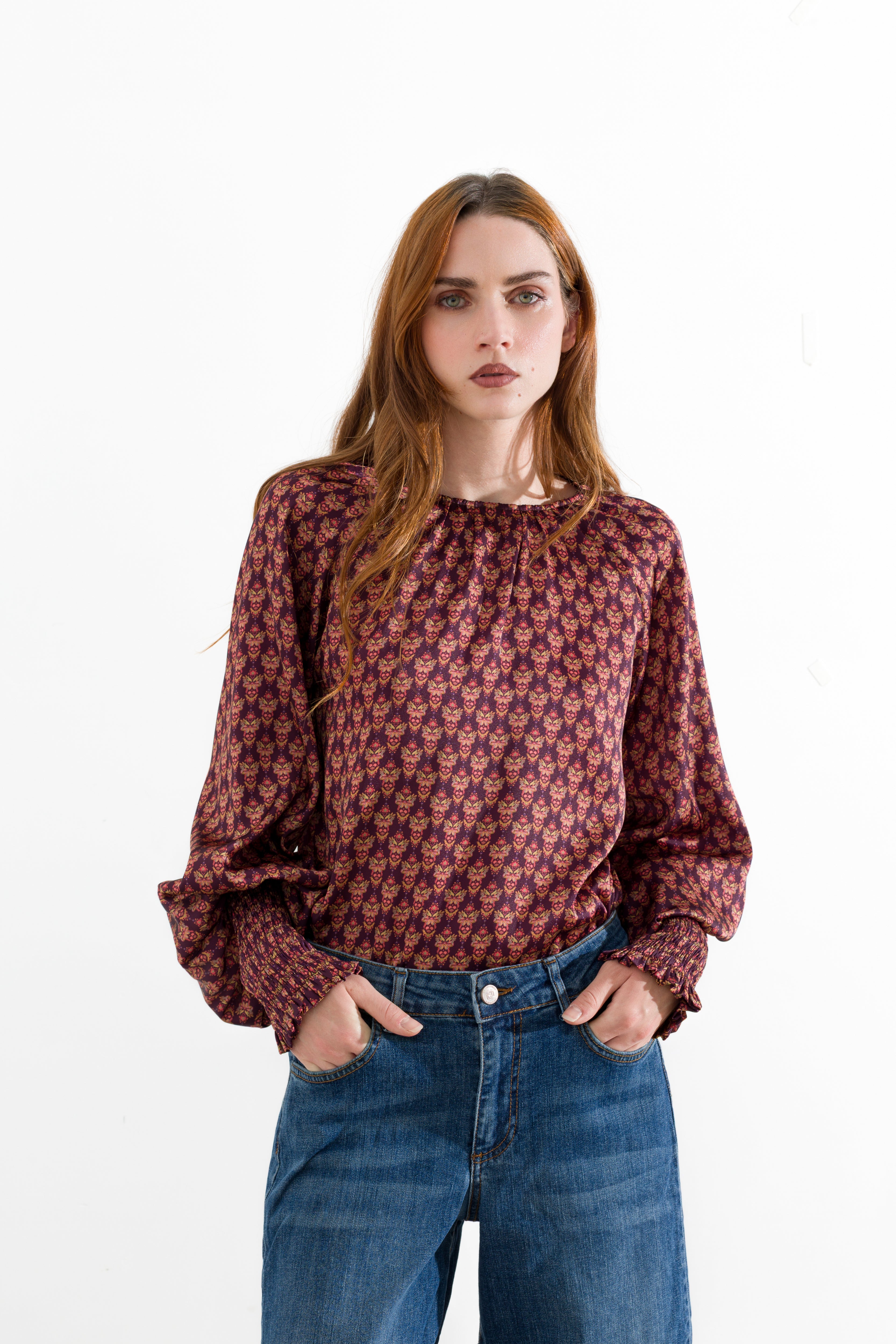Blusa stampata con polsini arricciati