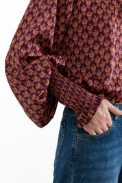 Blusa stampata con polsini arricciati