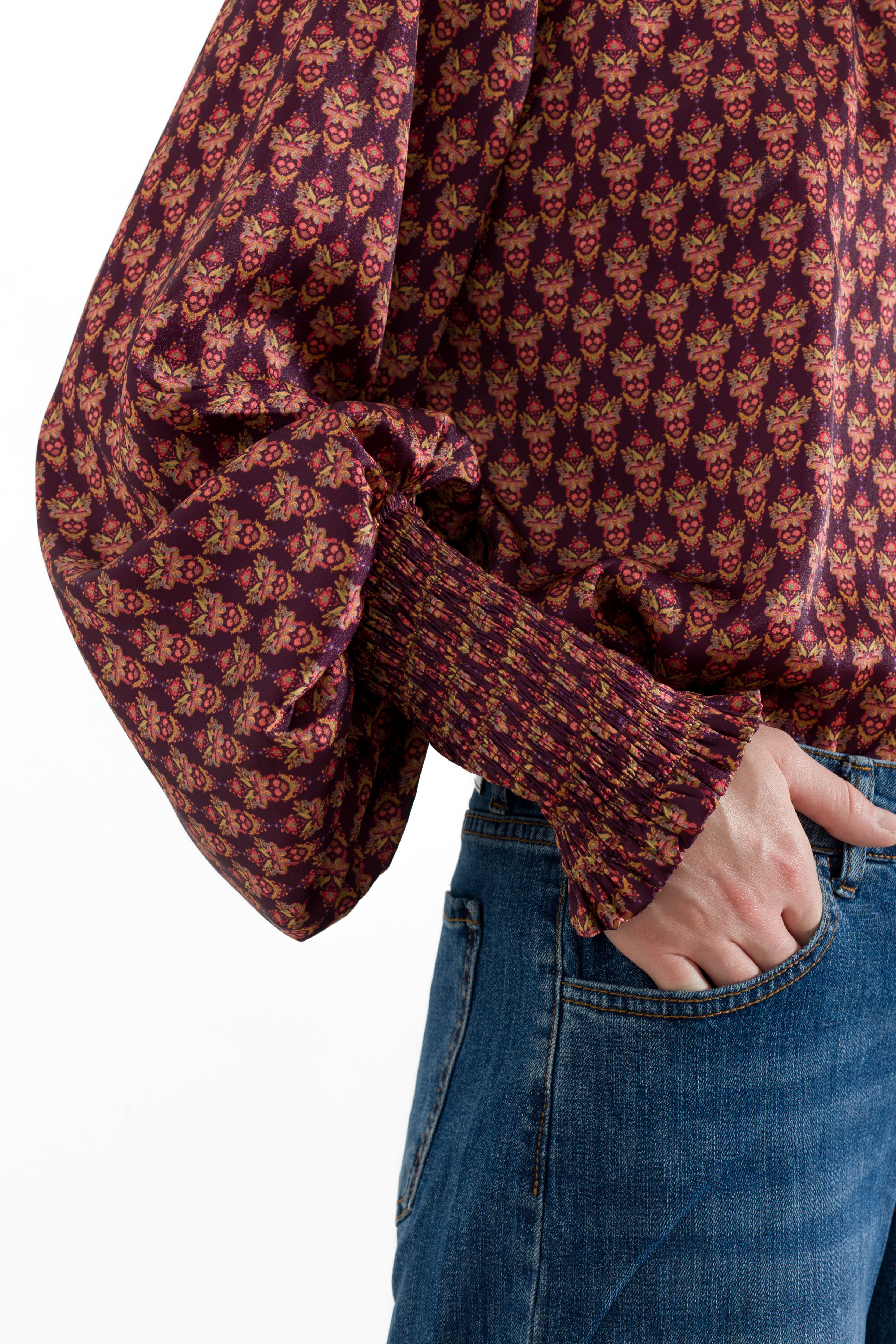 Blusa stampata con polsini arricciati