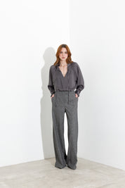 Blusa satinata con laccetti e volant