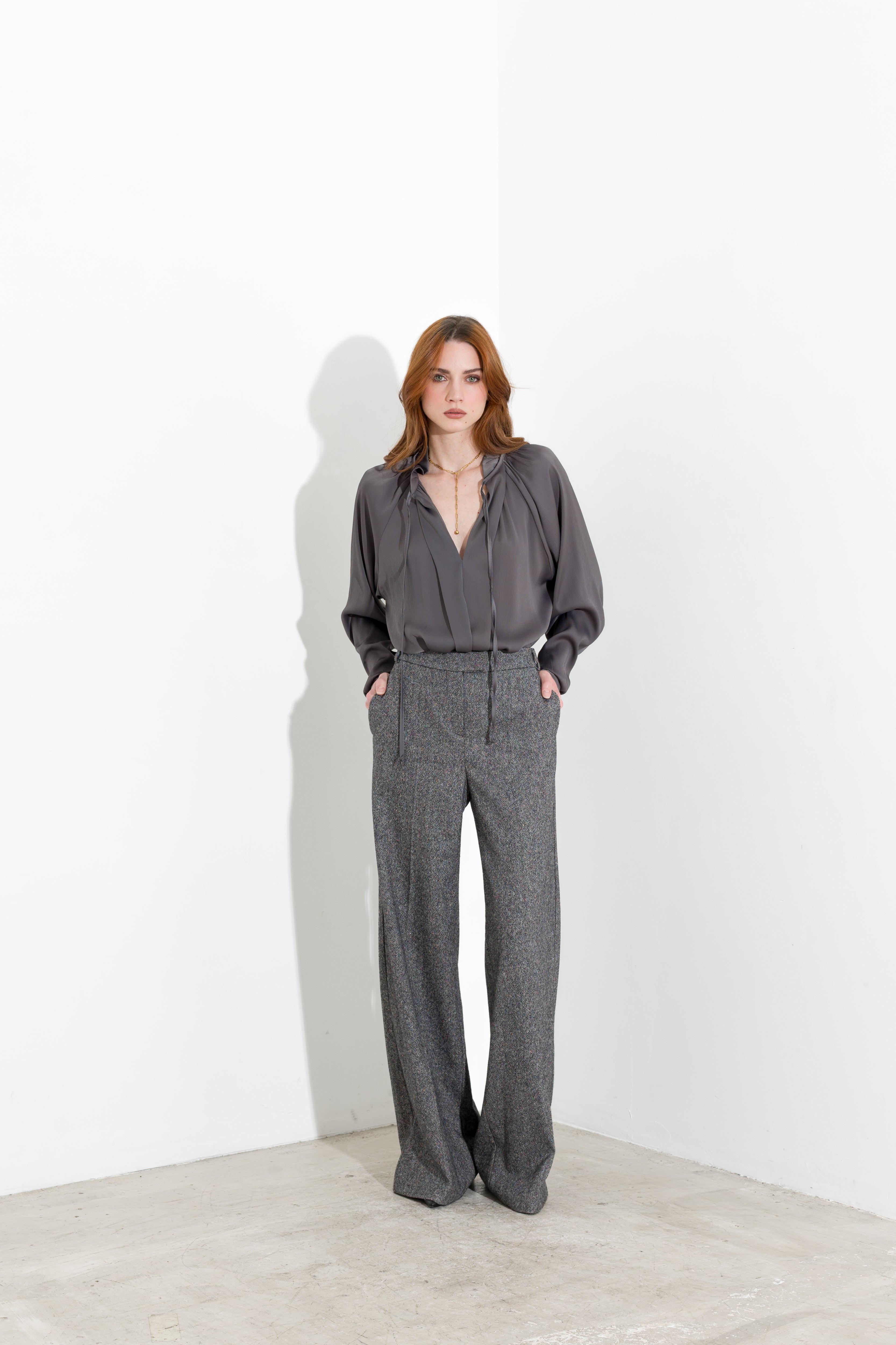 Blusa satinata con laccetti e volant