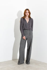 Blusa satinata con laccetti e volant