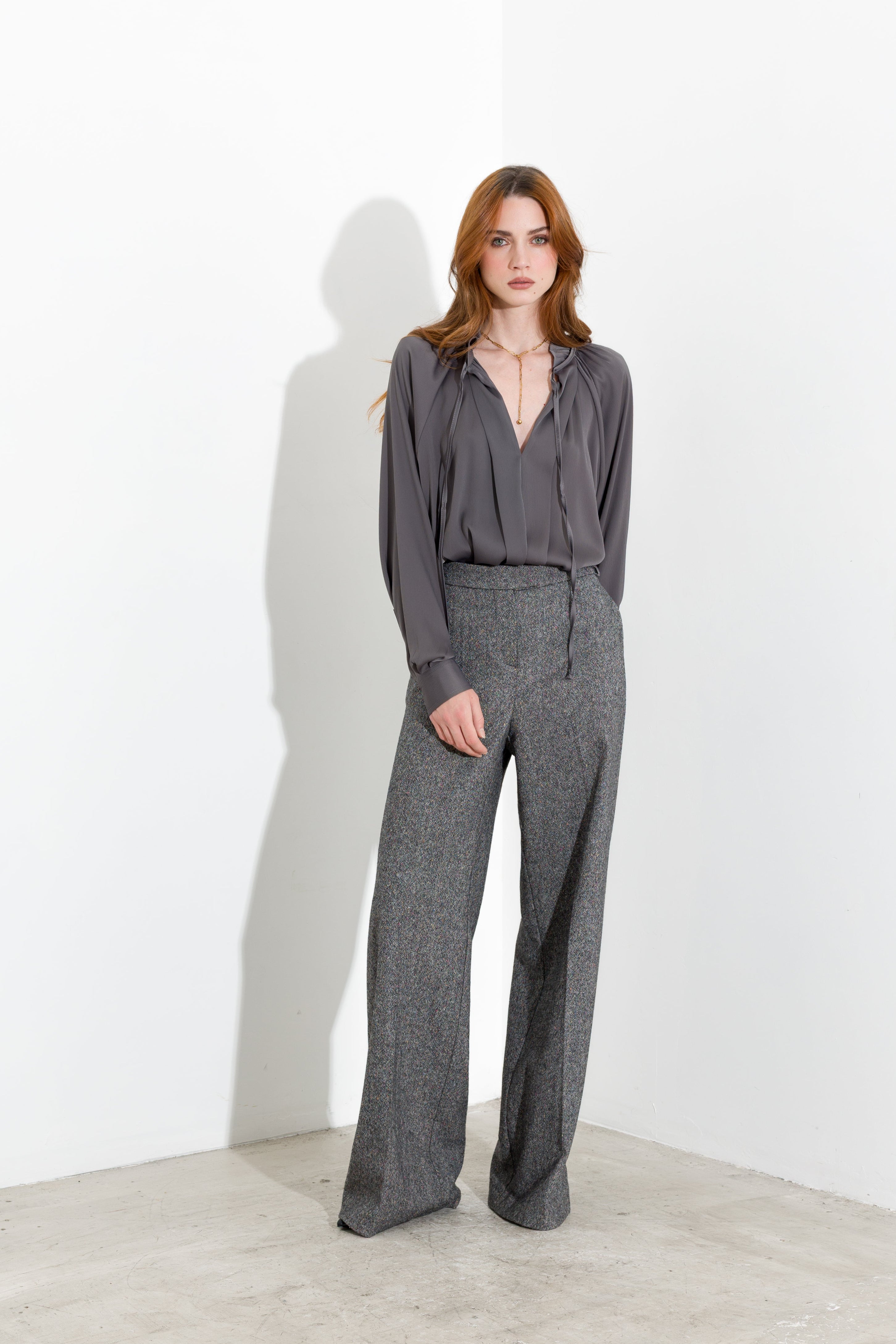 Blusa satinata con laccetti e volant