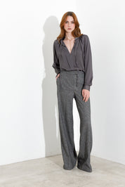 Blusa satinata con laccetti e volant