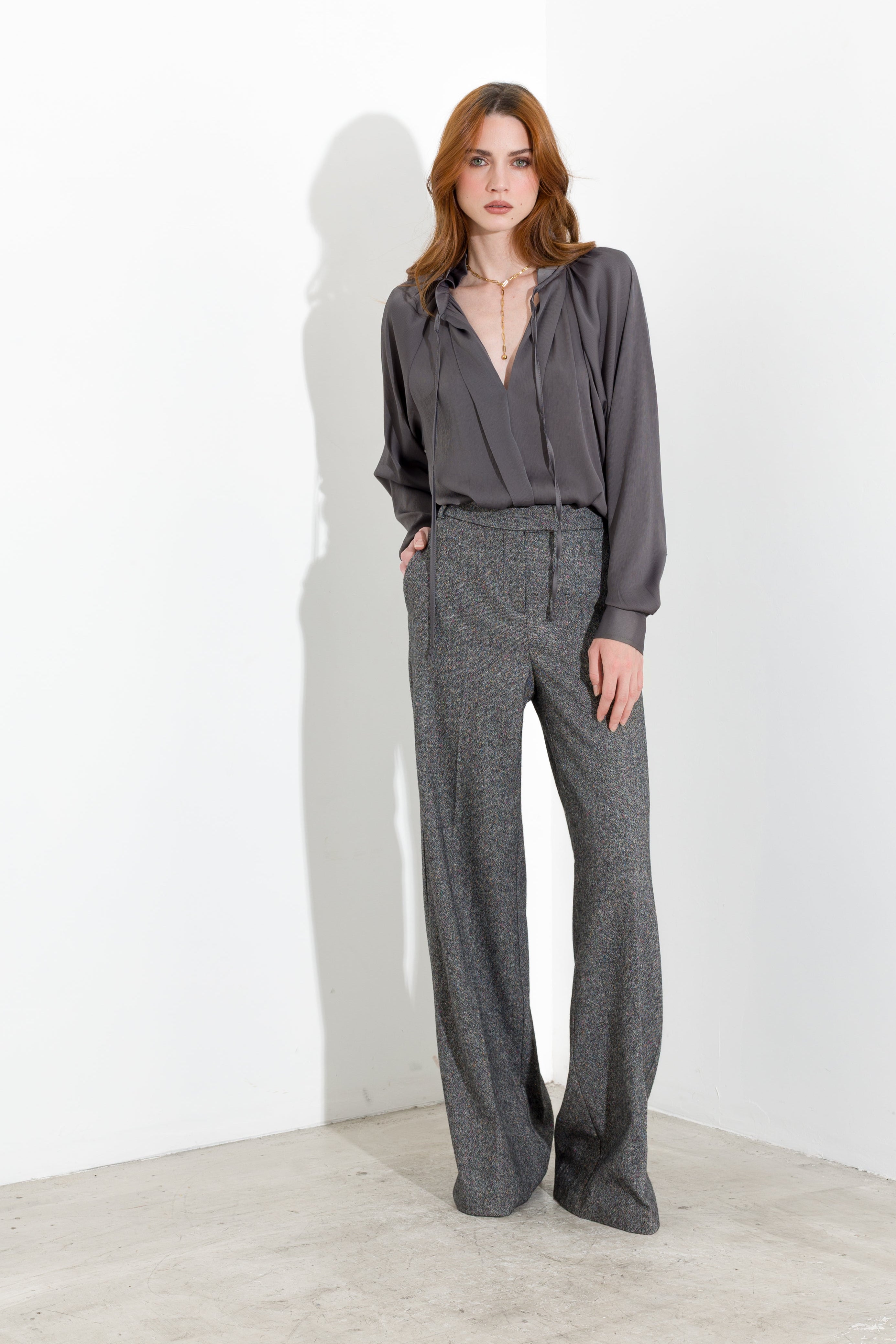Blusa satinata con laccetti e volant