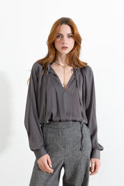 Blusa satinata con laccetti e volant