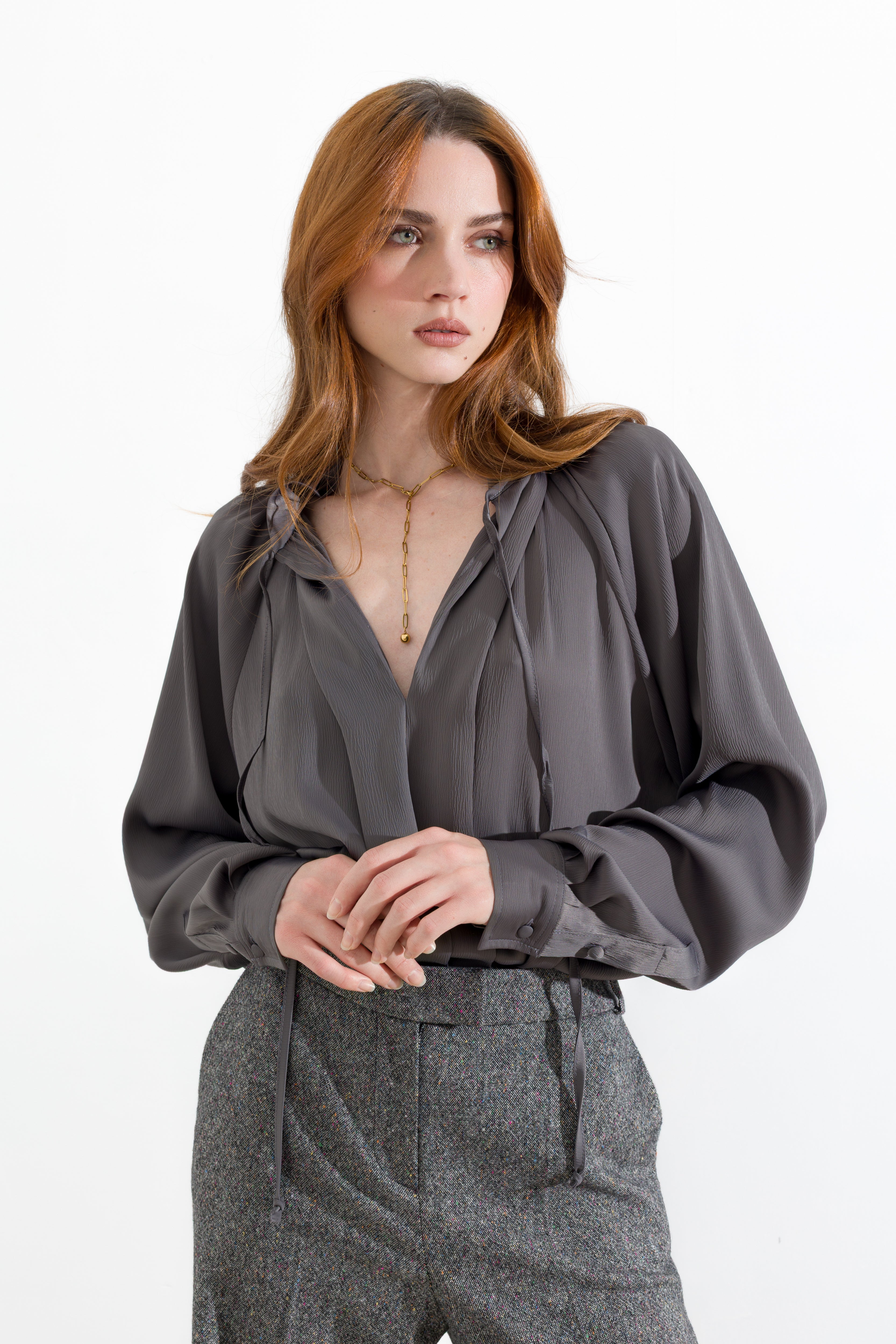 Blusa satinata con laccetti e volant