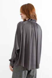 Blusa satinata con laccetti e volant