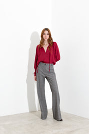 Blusa satinata con laccetti e volant