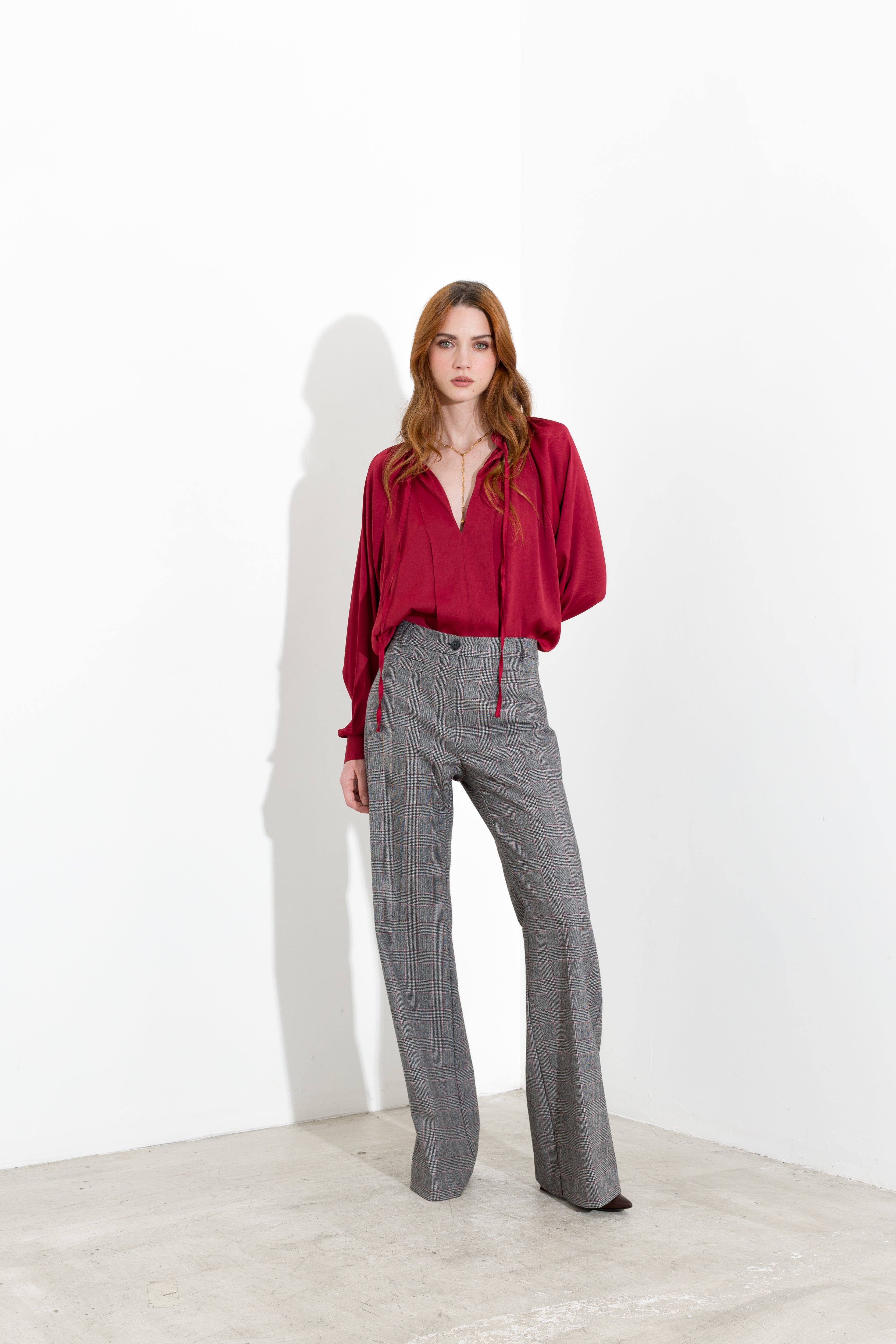 Blusa satinata con laccetti e volant