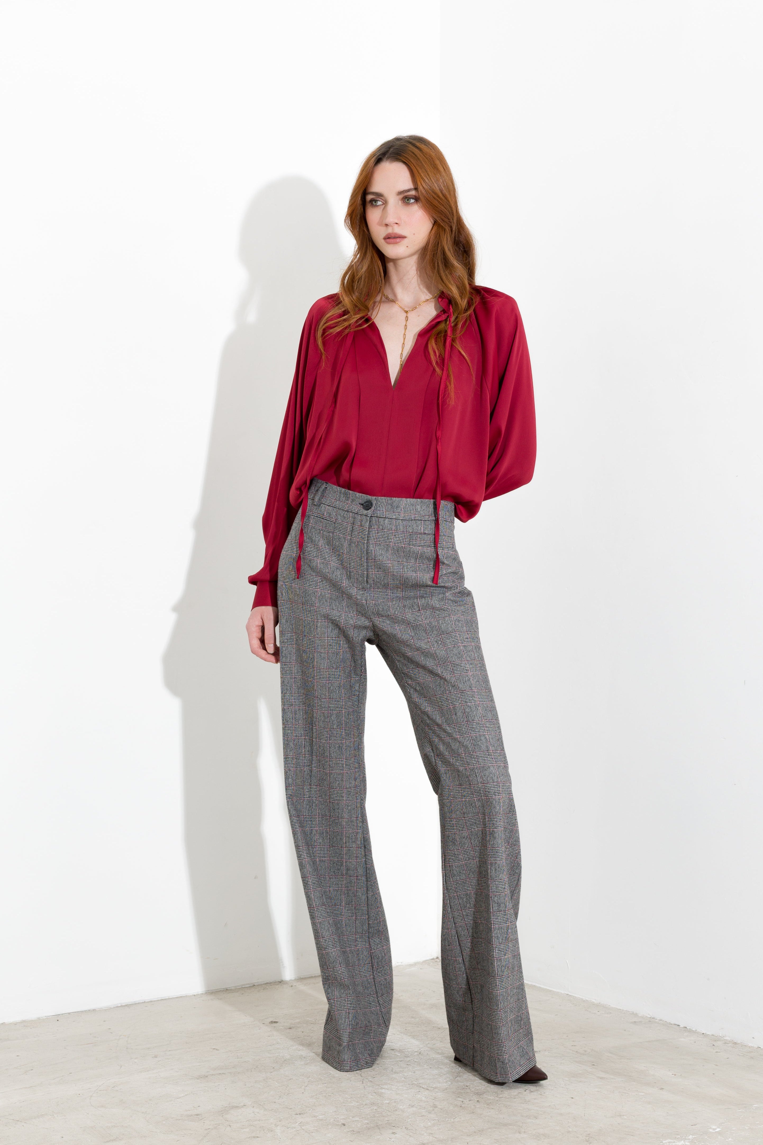 Blusa satinata con laccetti e volant