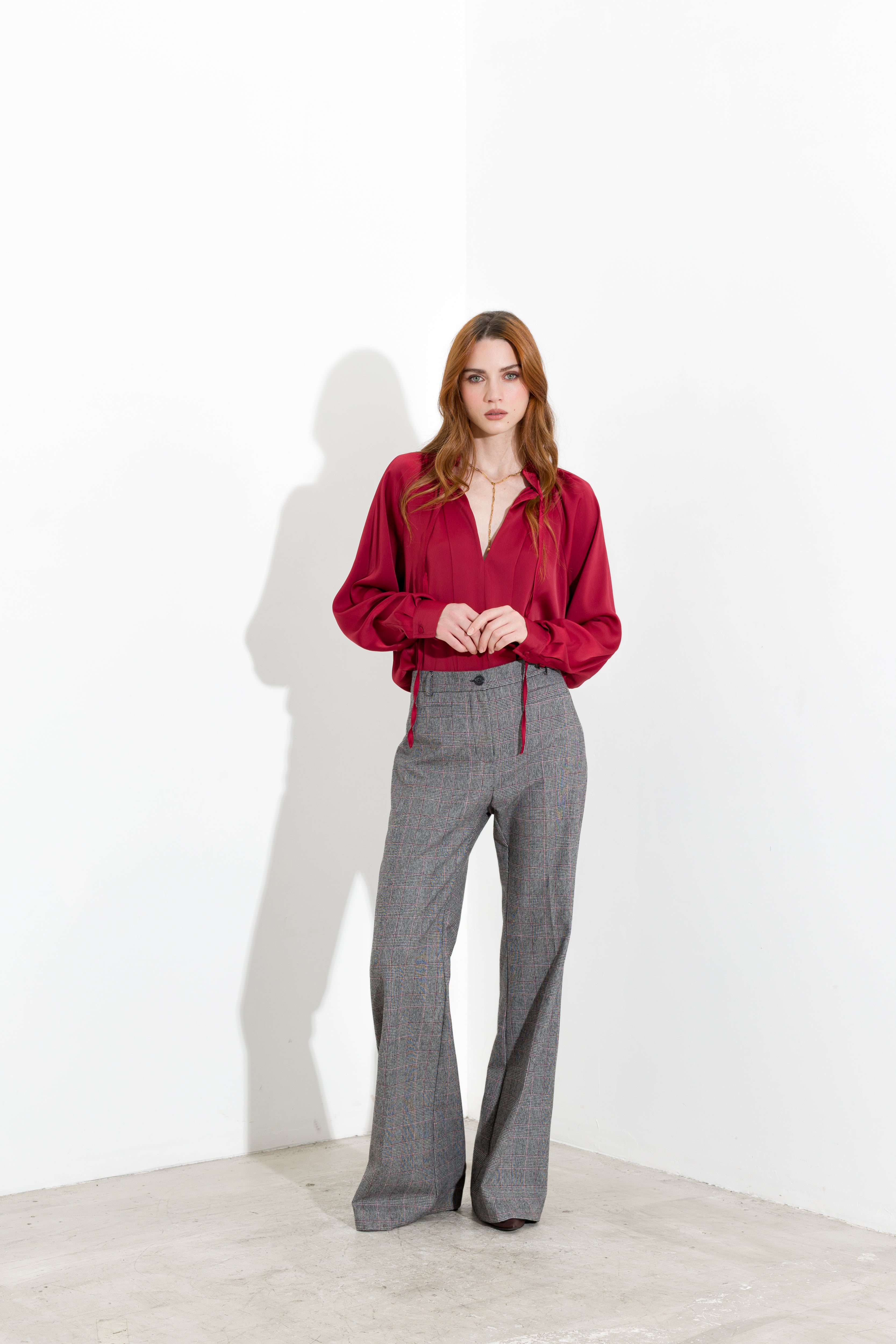 Blusa satinata con laccetti e volant