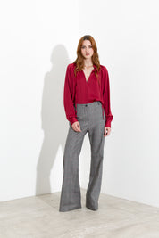 Blusa satinata con laccetti e volant