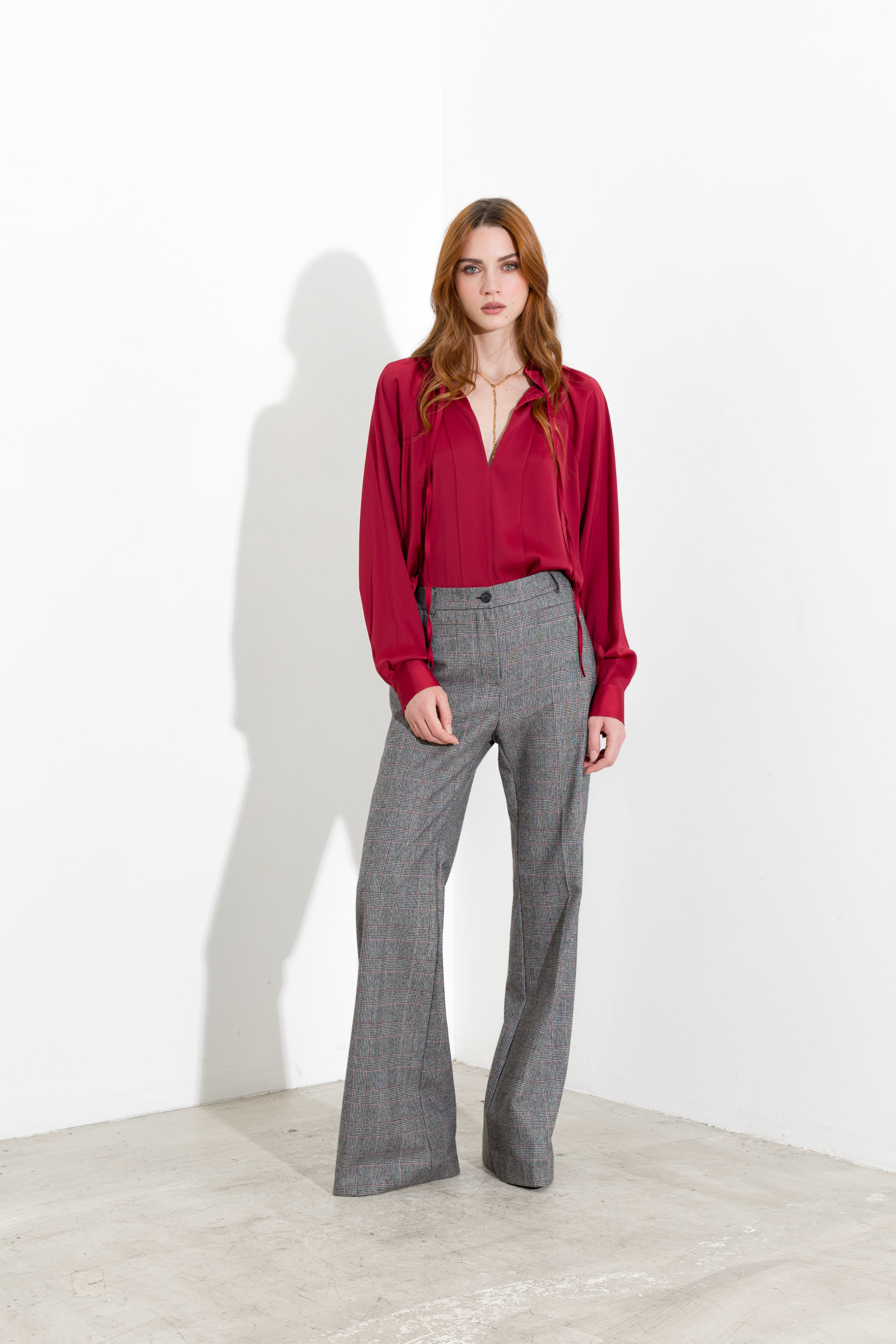 Blusa satinata con laccetti e volant