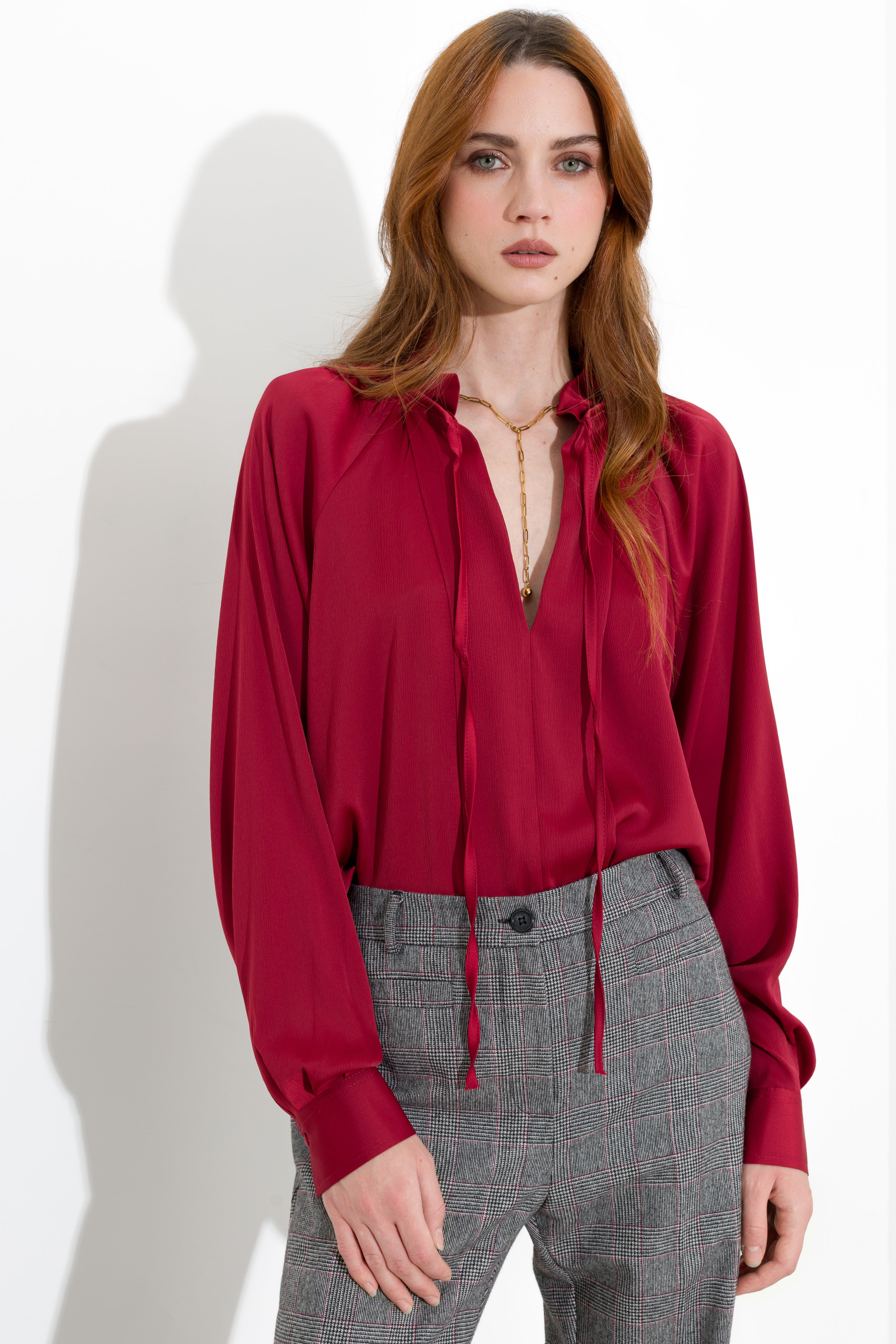 Blusa satinata con laccetti e volant