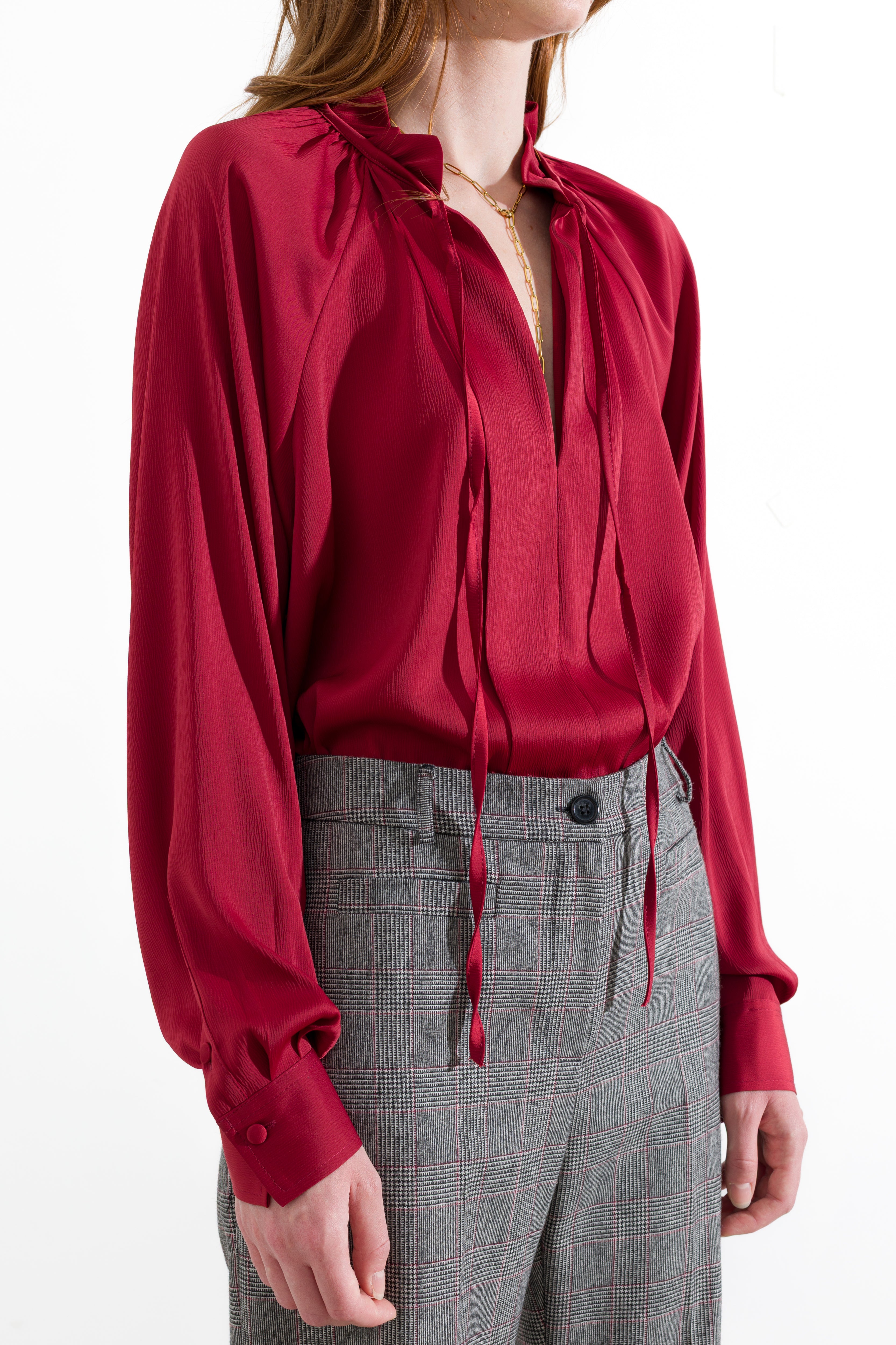 Blusa satinata con laccetti e volant
