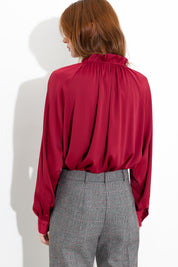 Blusa satinata con laccetti e volant