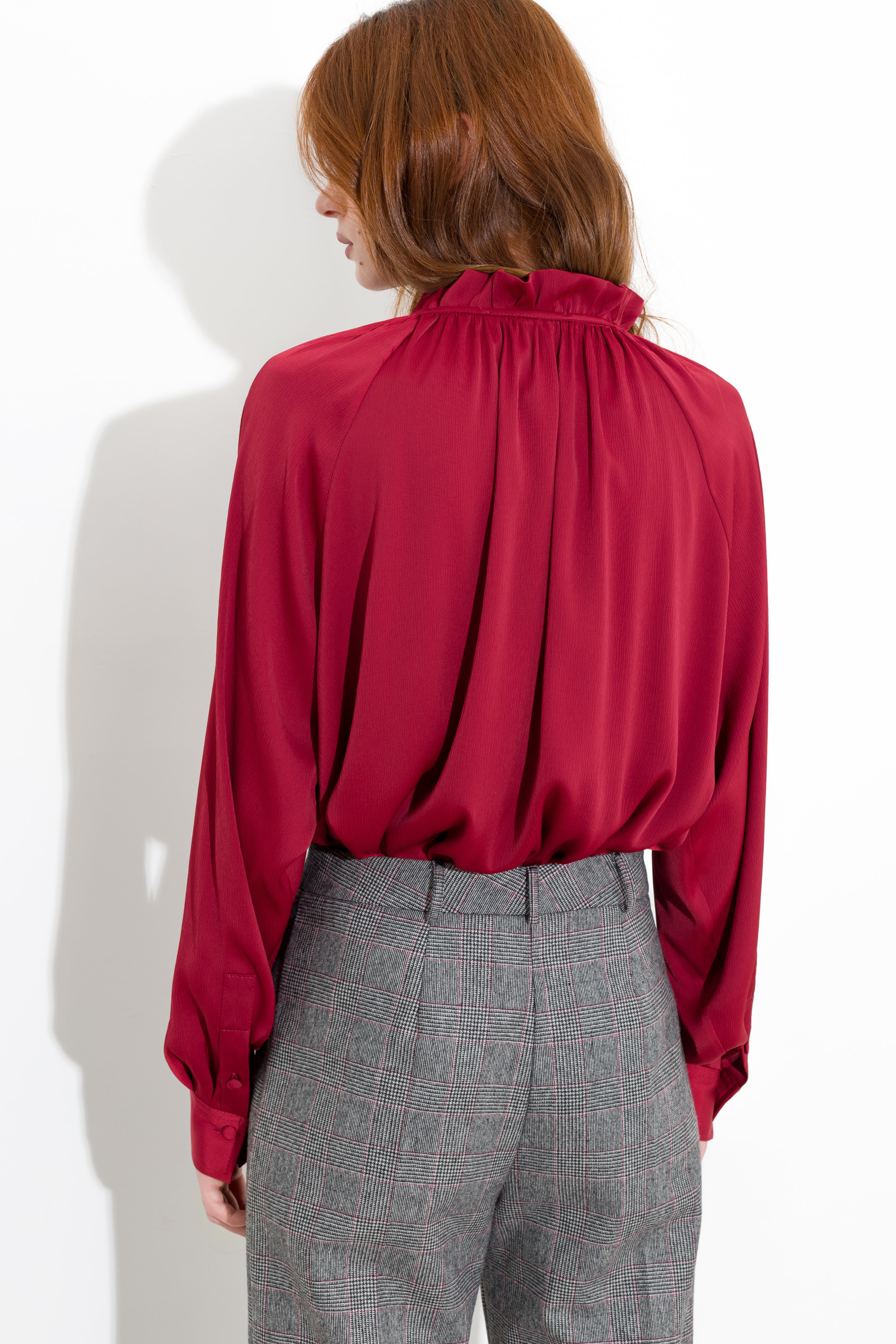 Blusa satinata con laccetti e volant