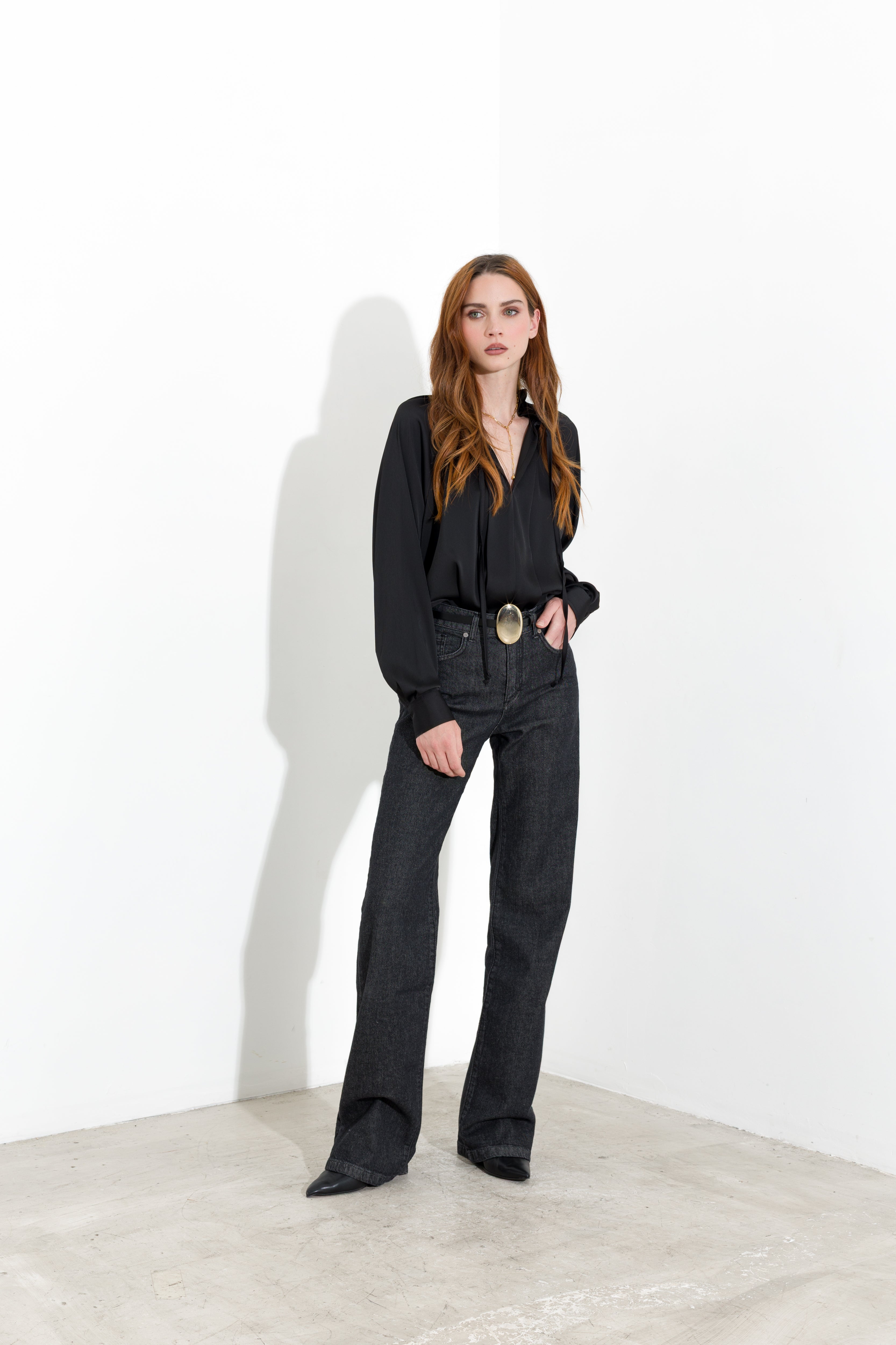 Blusa satinata con laccetti e volant