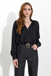 Blusa satinata con laccetti e volant
