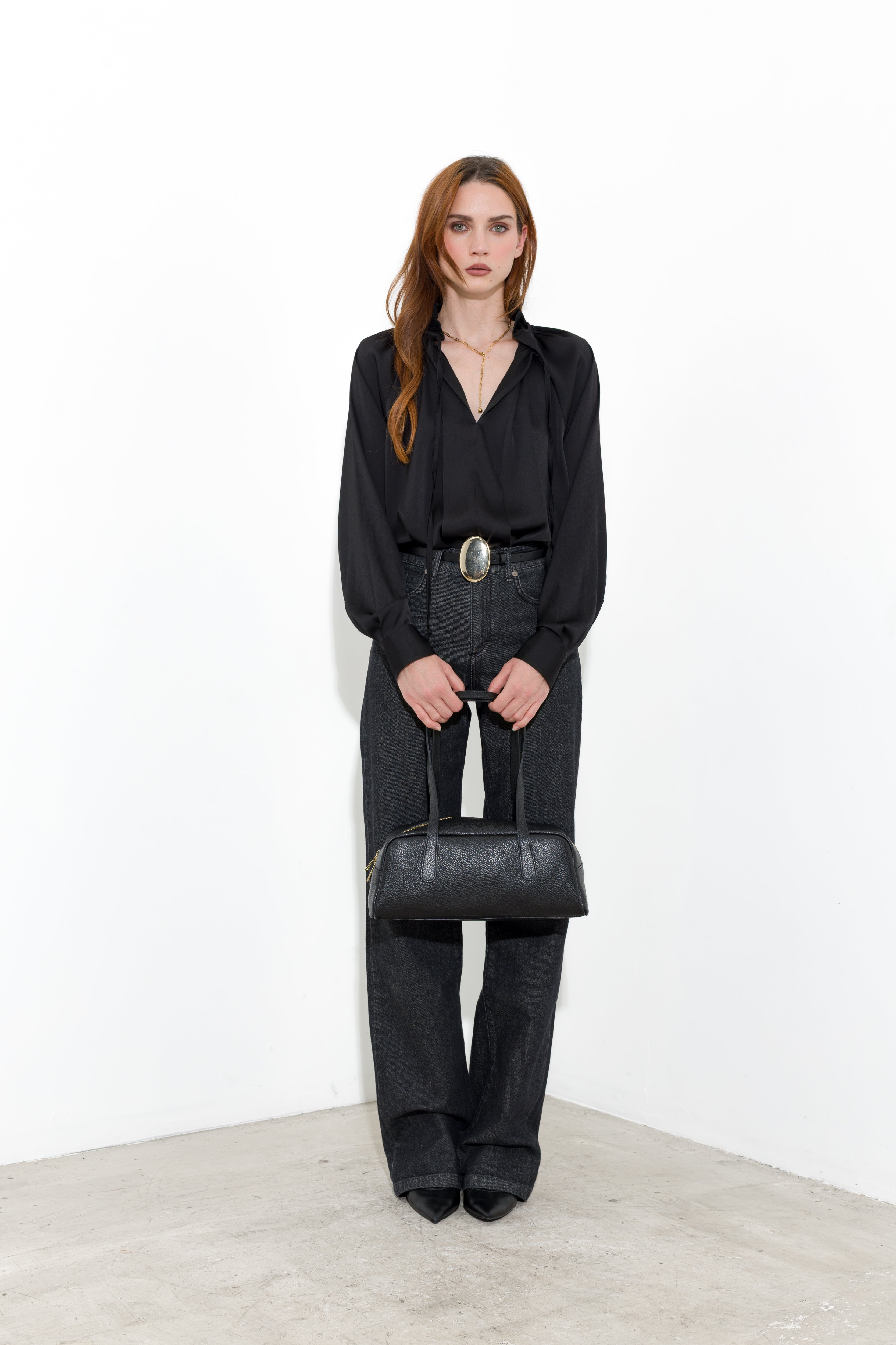 Blusa satinata con laccetti e volant