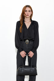 Blusa satinata con laccetti e volant