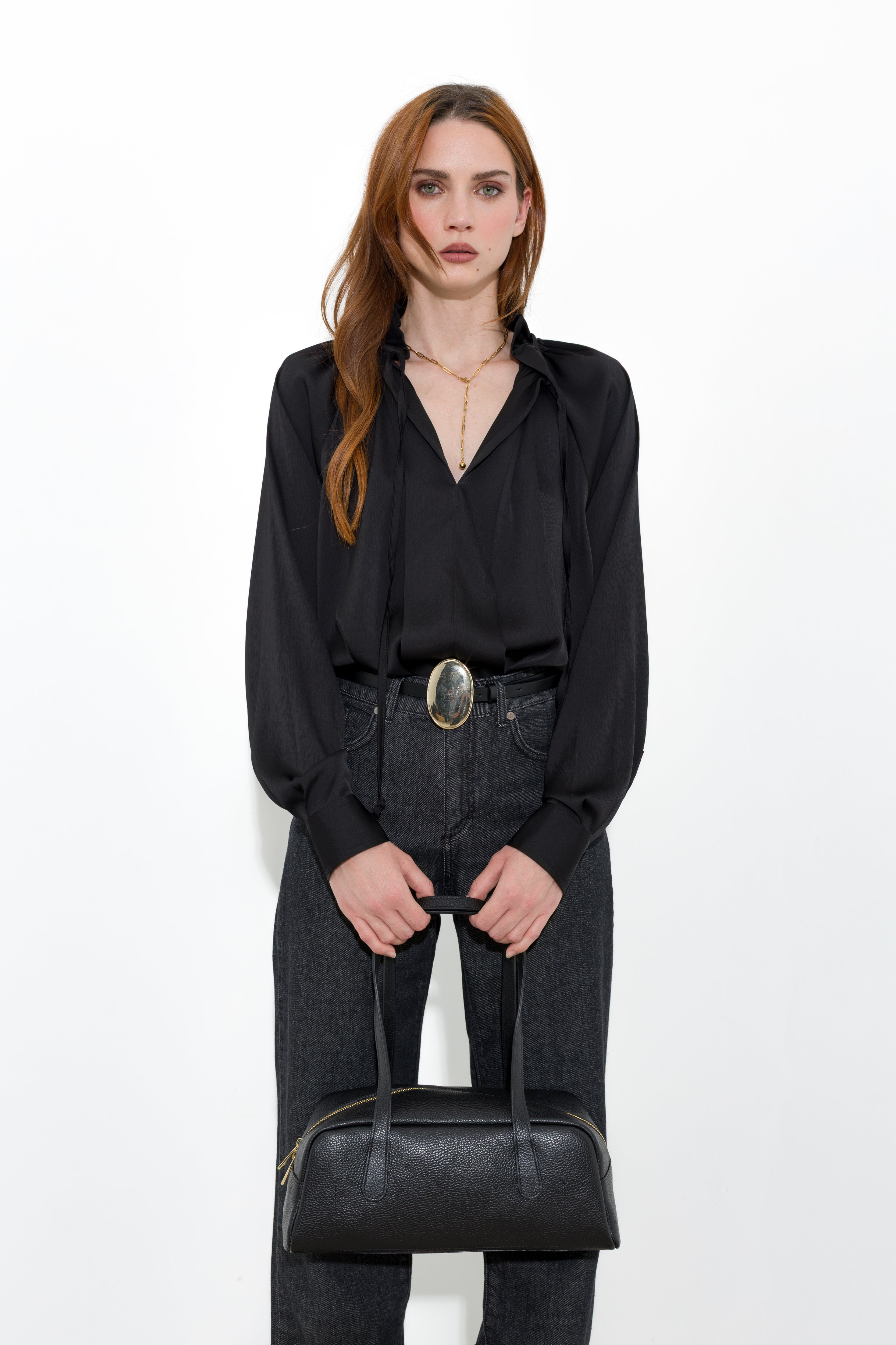 Blusa satinata con laccetti e volant
