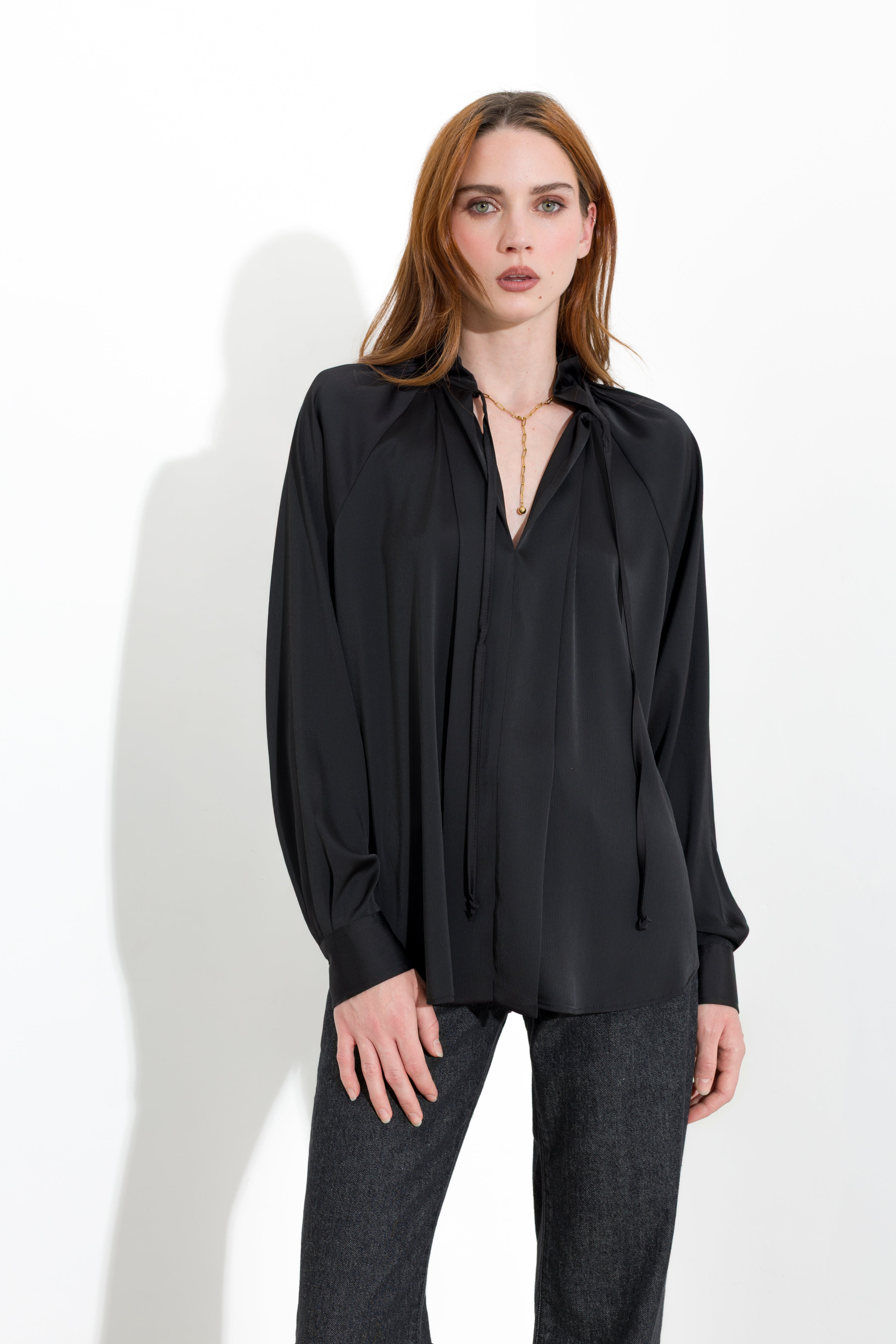 Blusa satinata con laccetti e volant