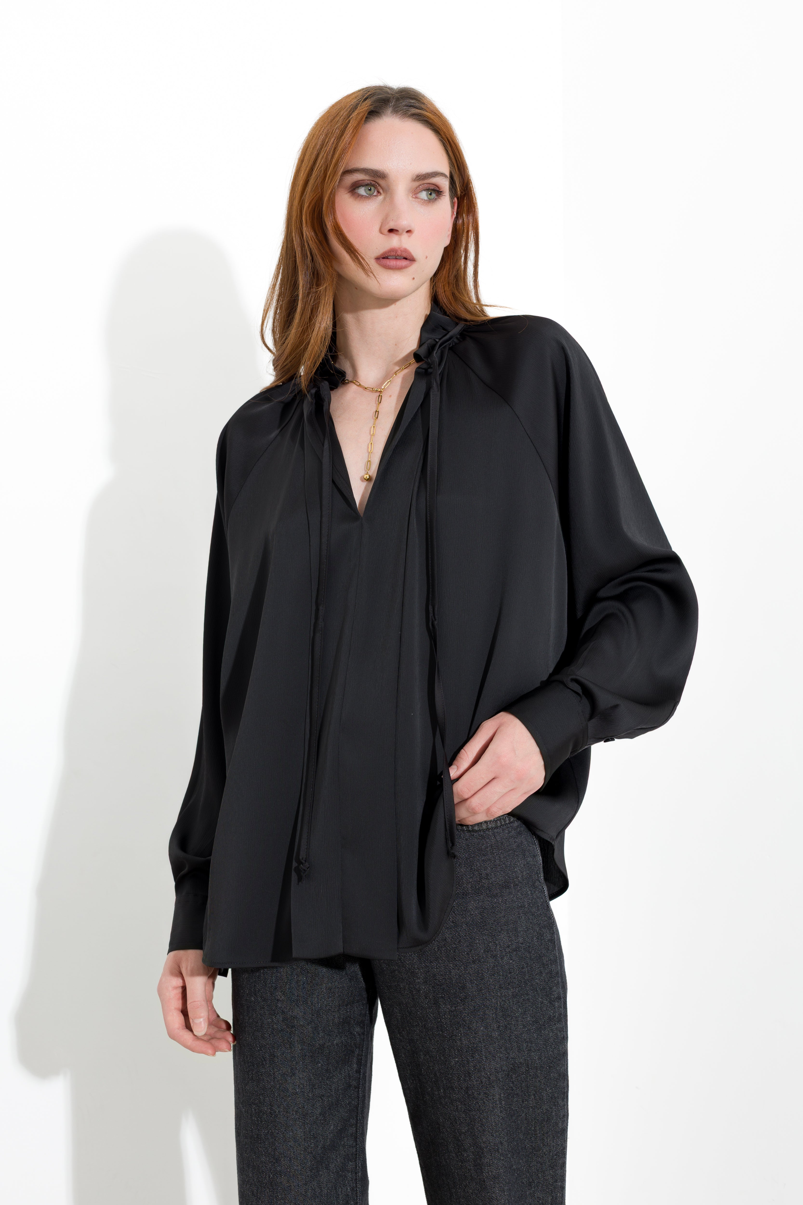 Blusa satinata con laccetti e volant