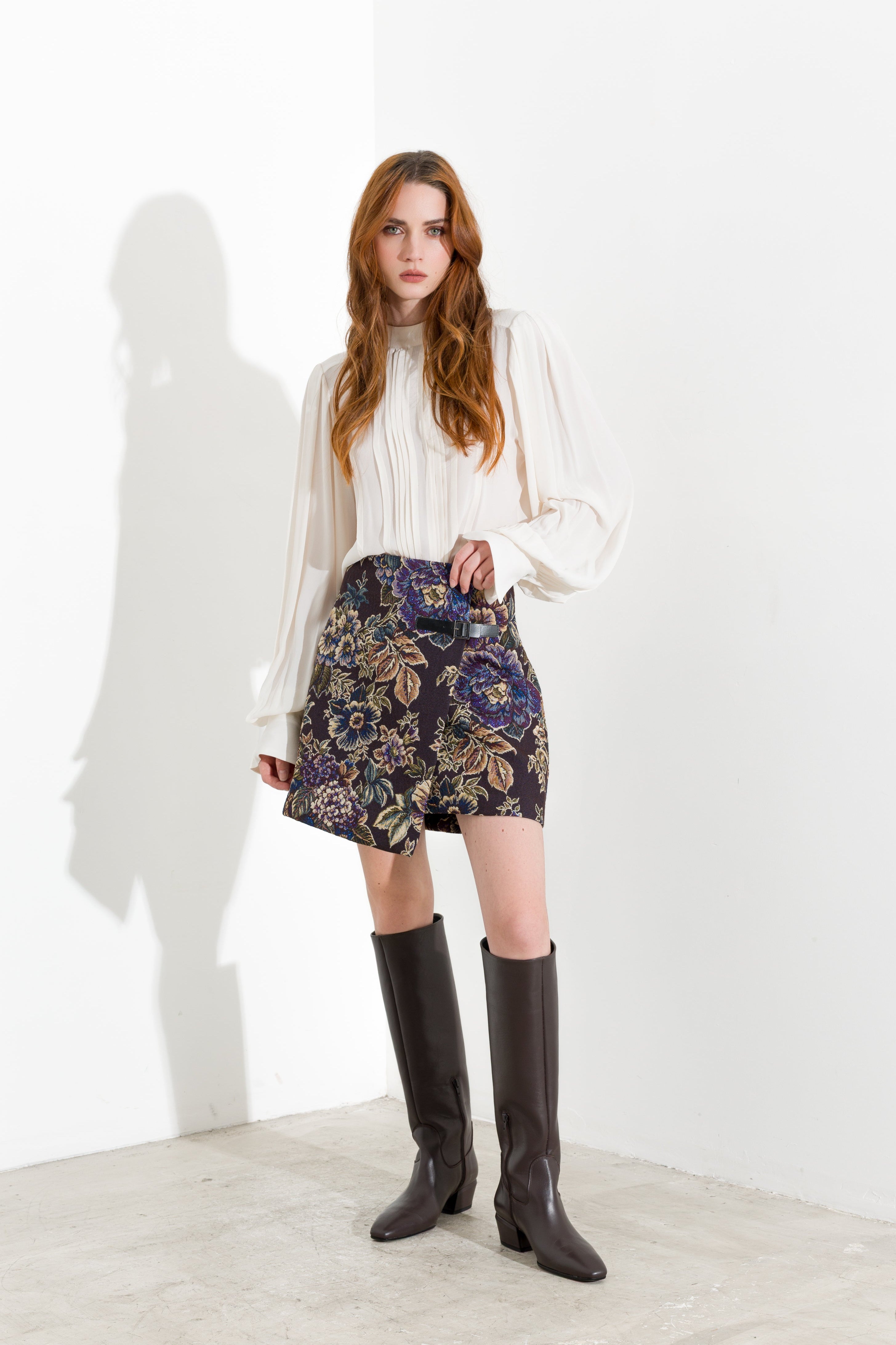 Blusa con pieghe e maniche blusanti