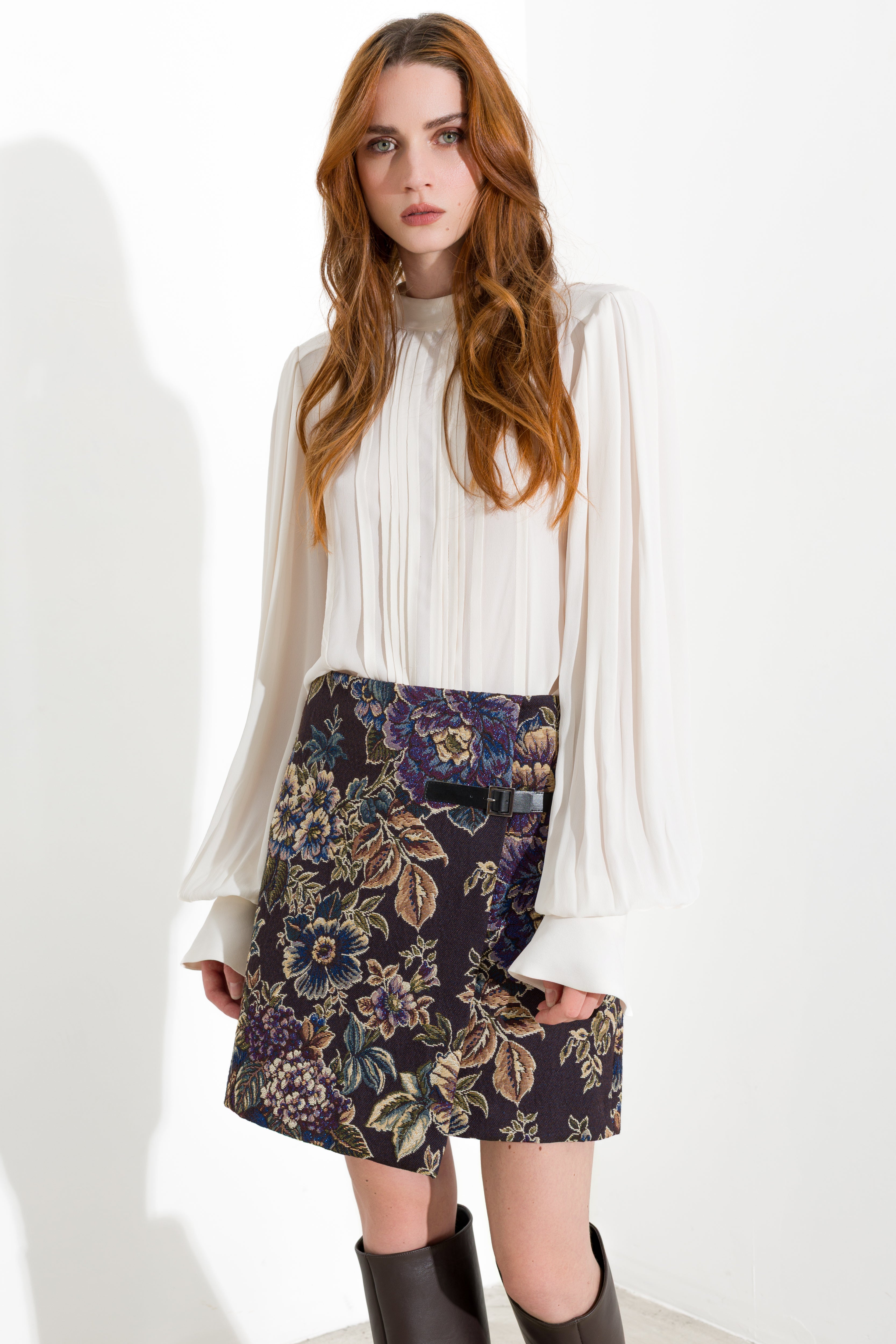 Blusa con pieghe e maniche blusanti