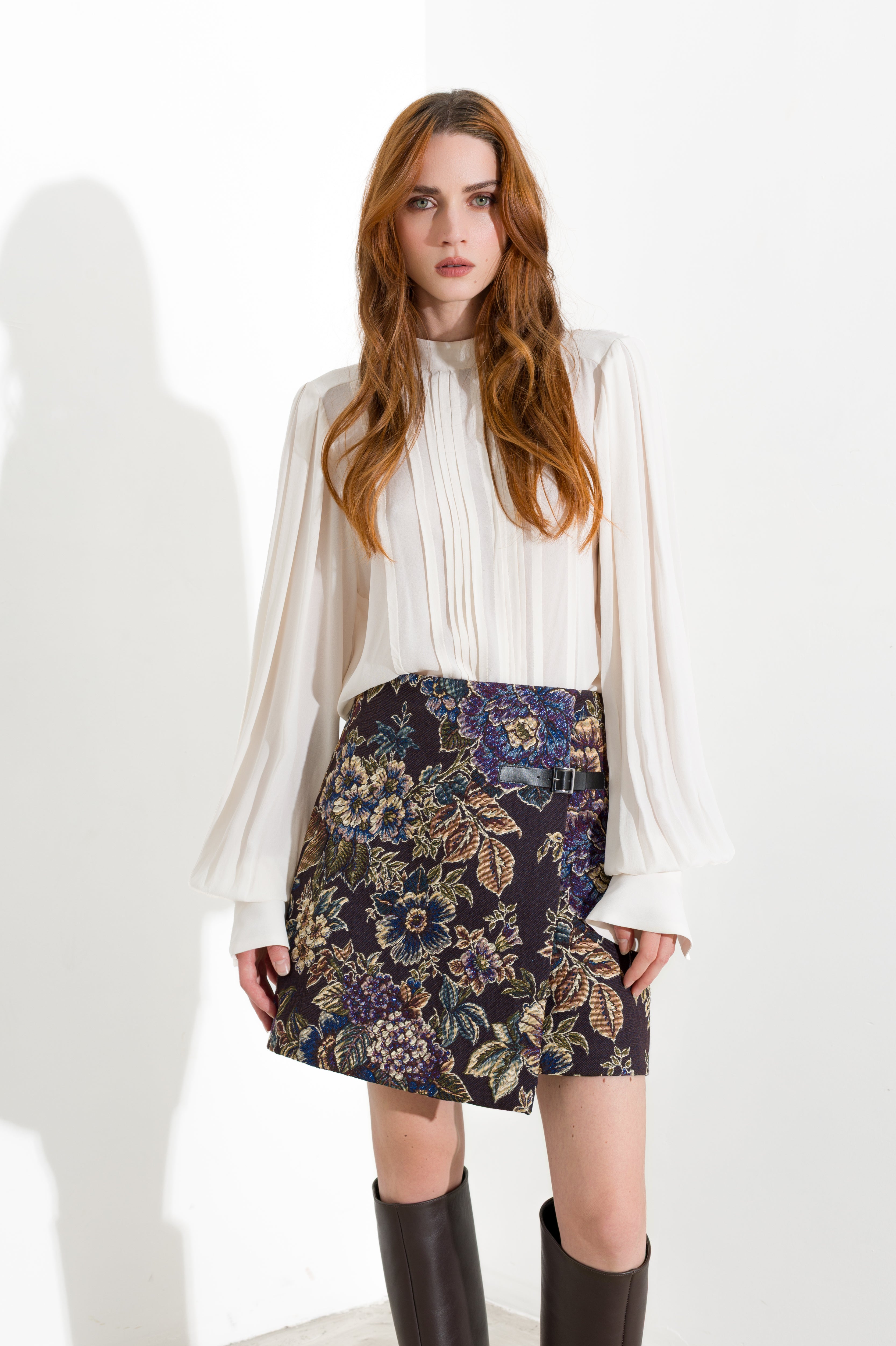 Blusa con pieghe e maniche blusanti
