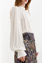 Blusa con pieghe e maniche blusanti