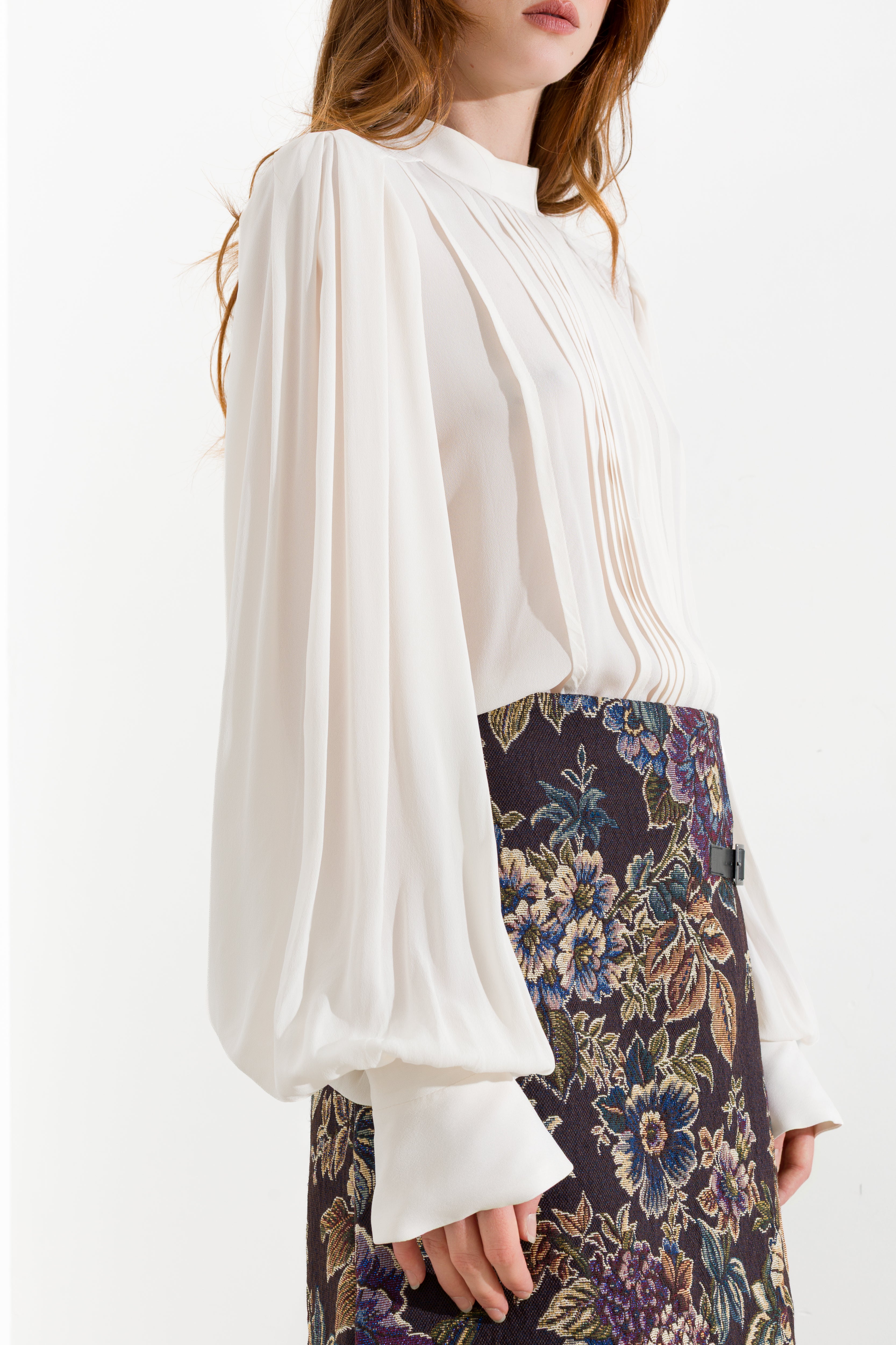 Blusa con pieghe e maniche blusanti