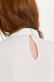 Blusa con pieghe e maniche blusanti