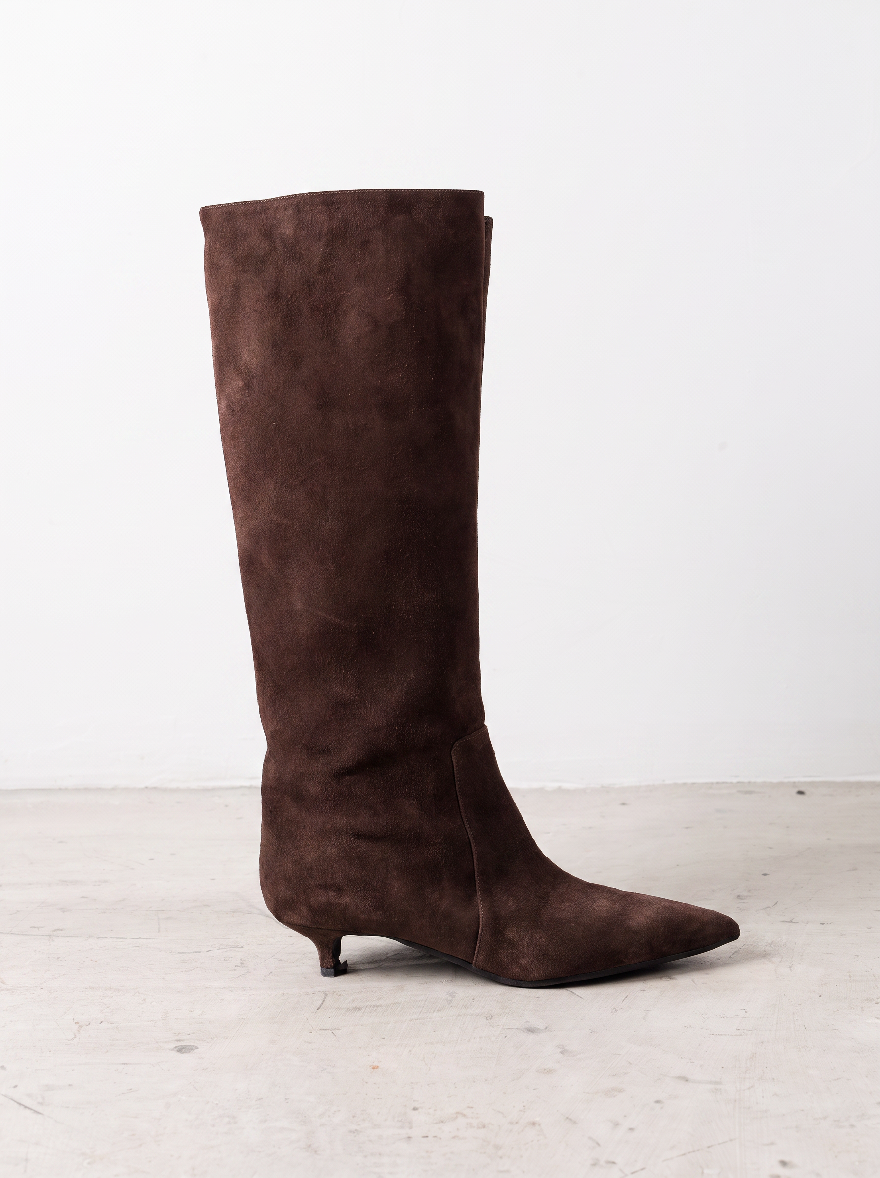 Stivali in camoscio con tacco kitten