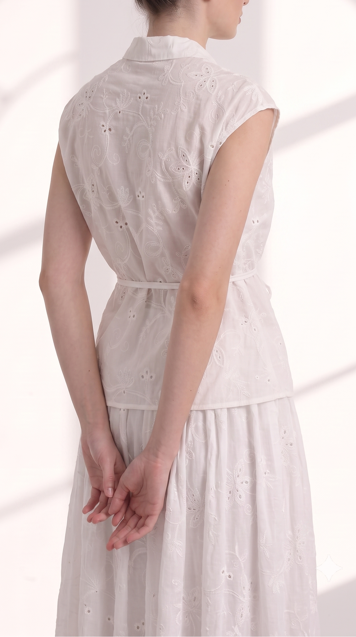 Camicia smanicata in sangallo