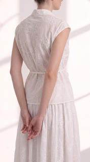 Camicia smanicata in sangallo