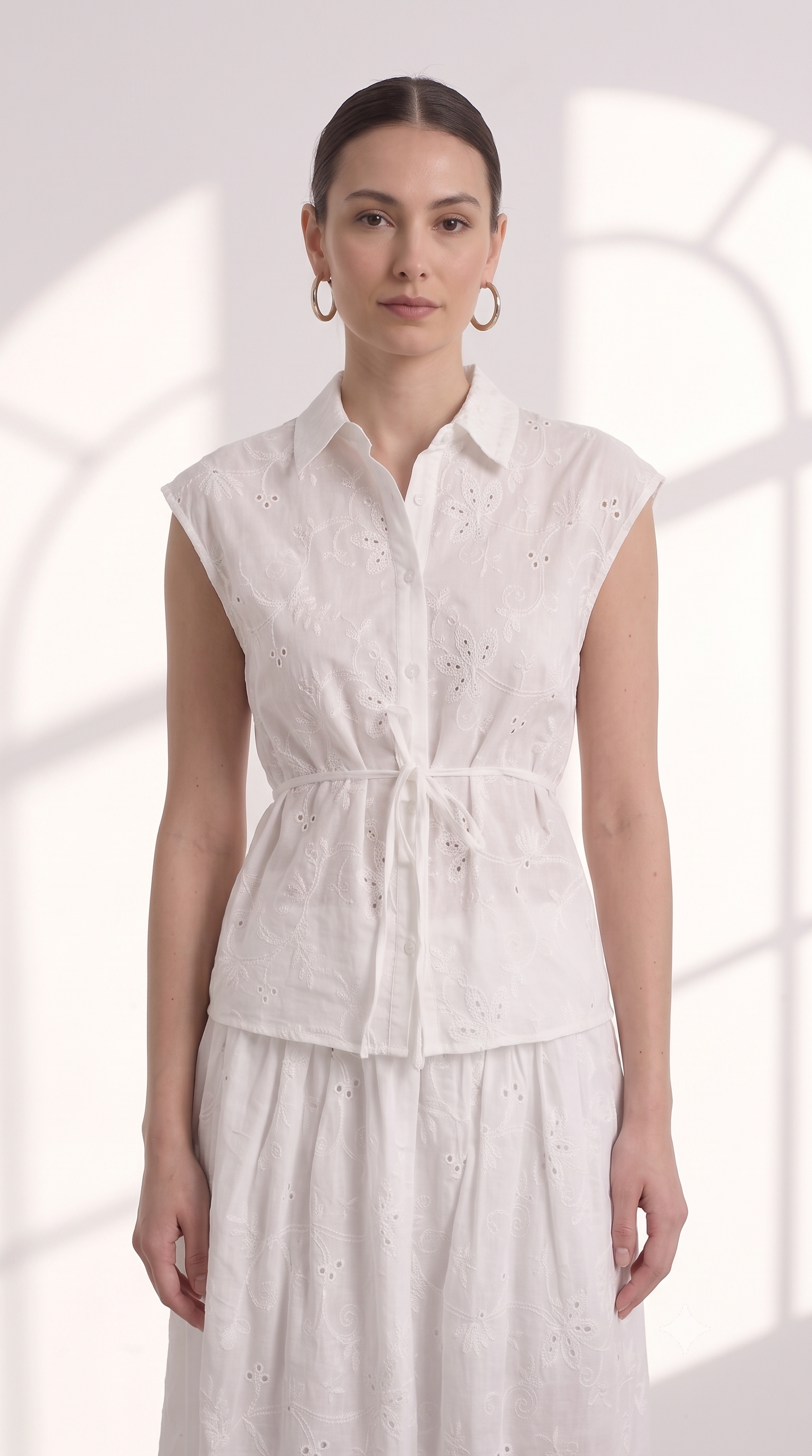 Camicia smanicata in sangallo