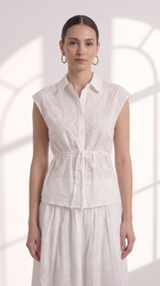 Camicia smanicata in sangallo