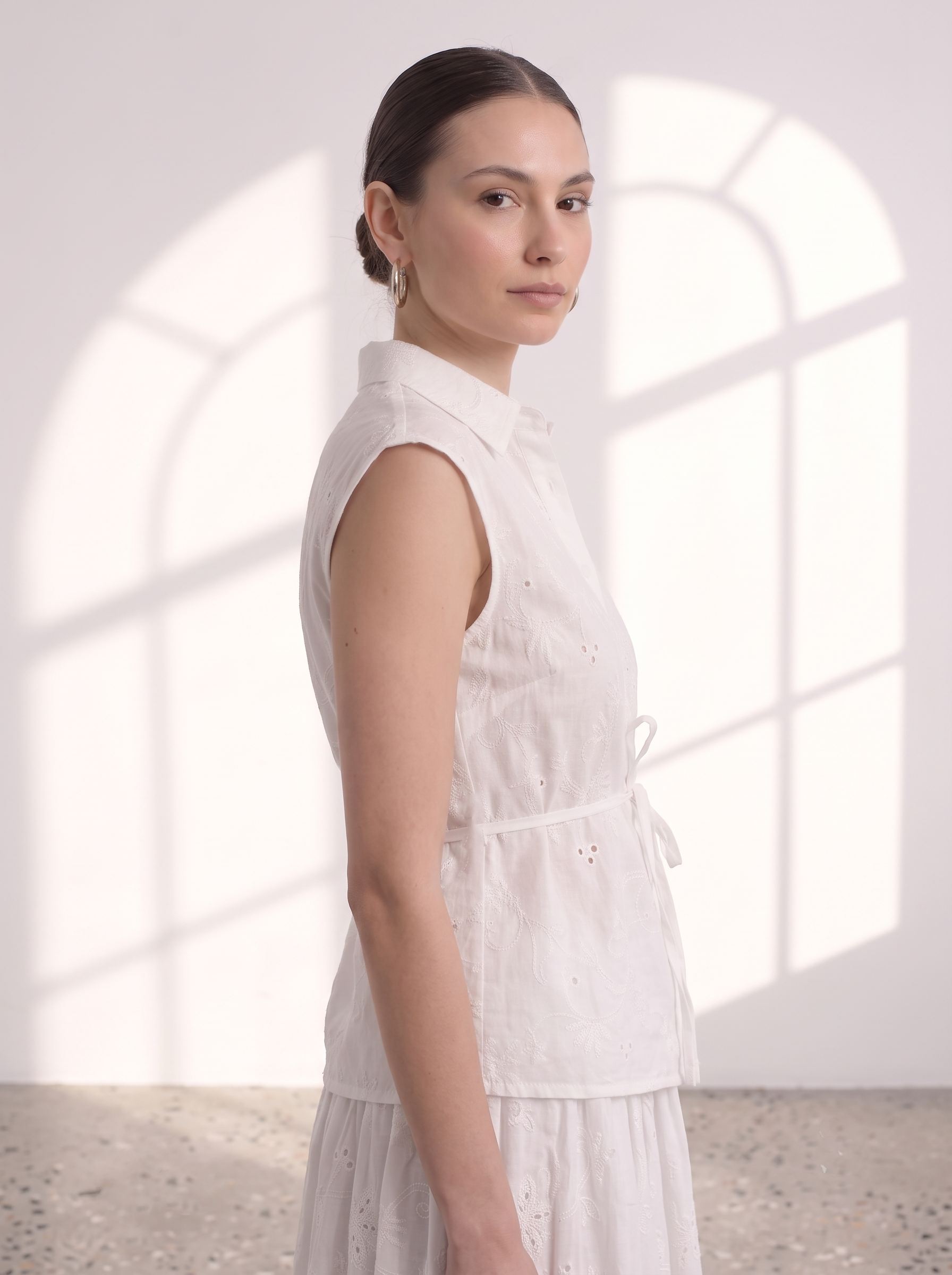 Camicia smanicata in sangallo