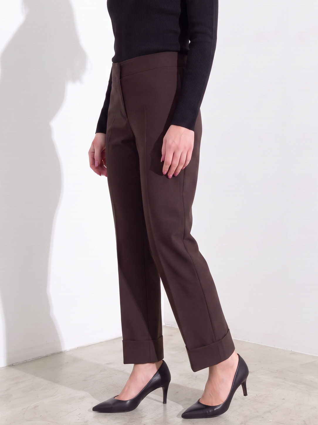 Pantalone slim con risvolto alto