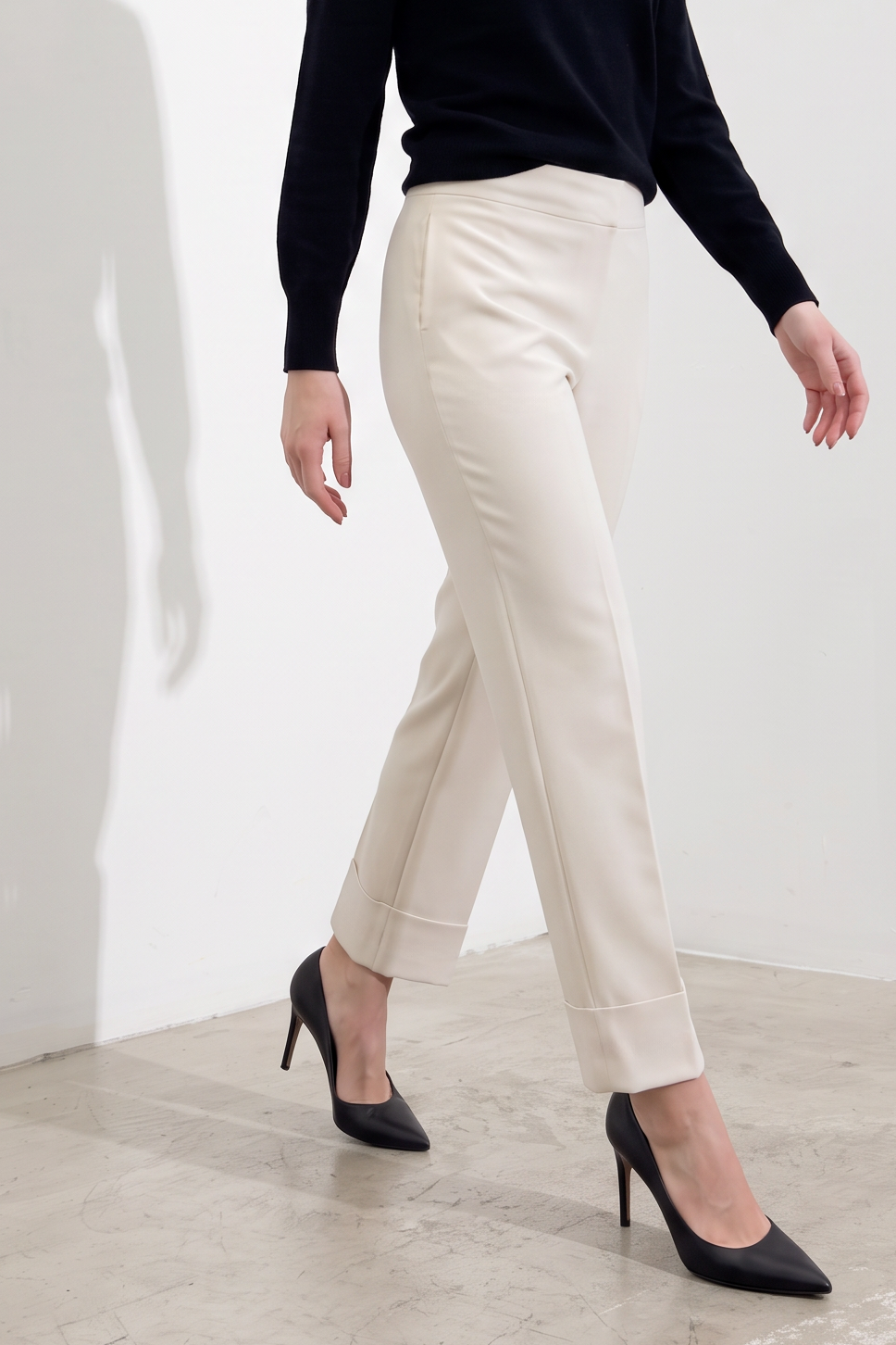 Pantalone slim con risvolto alto