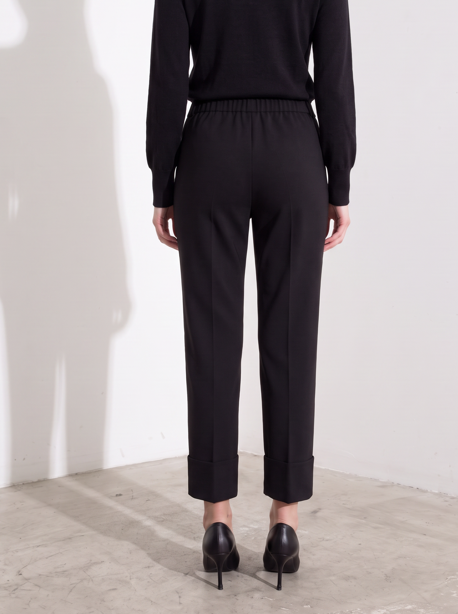Pantalone slim con risvolto alto