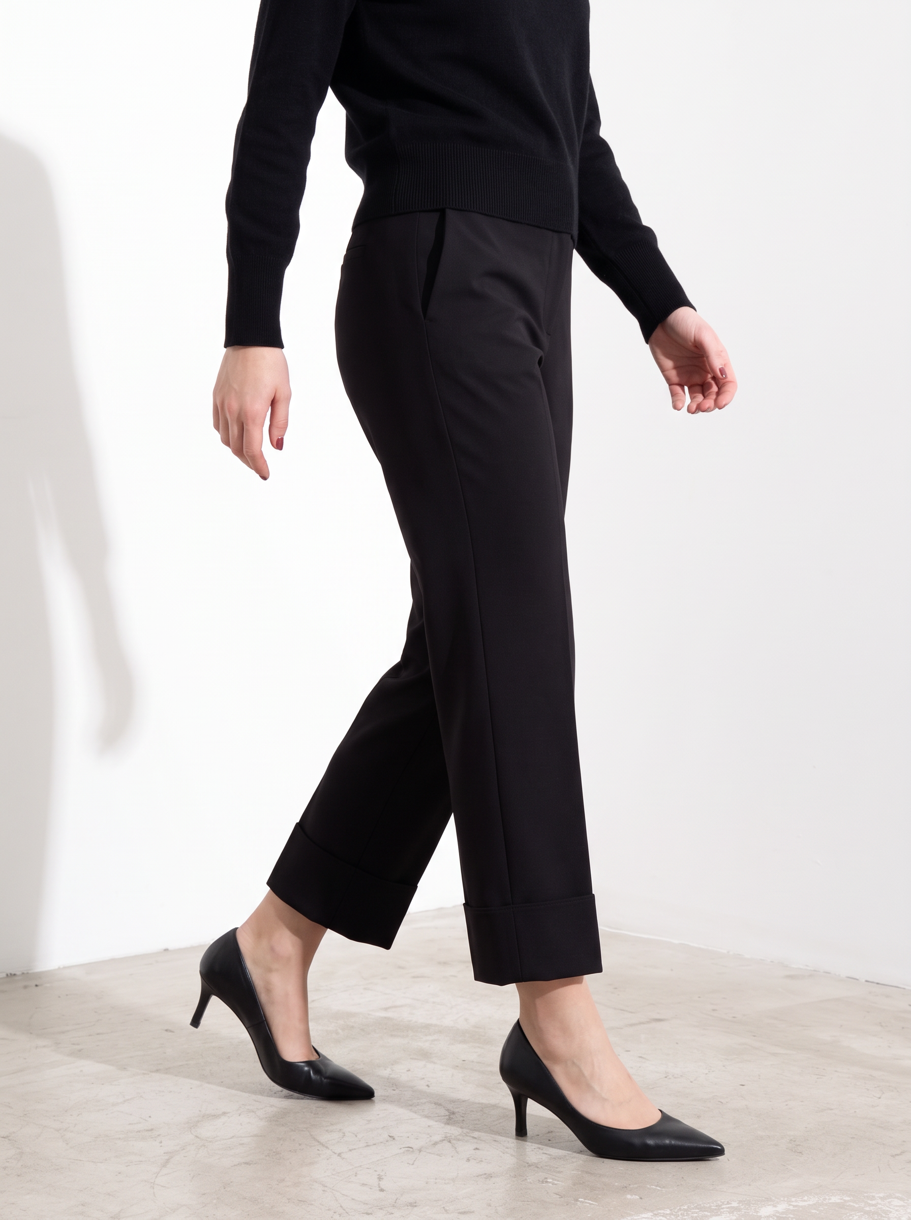 Pantalone slim con risvolto alto