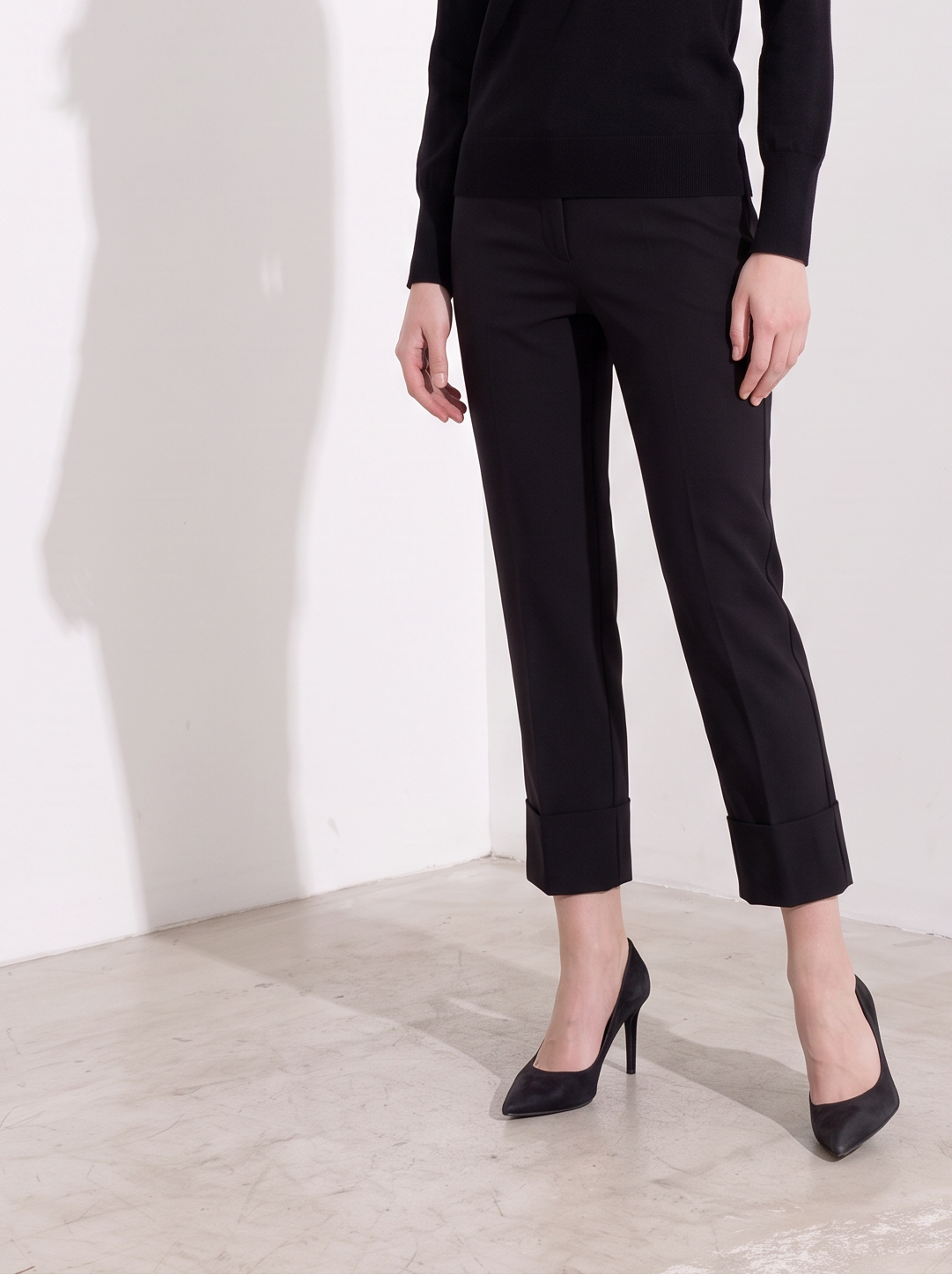Pantalone slim con risvolto alto