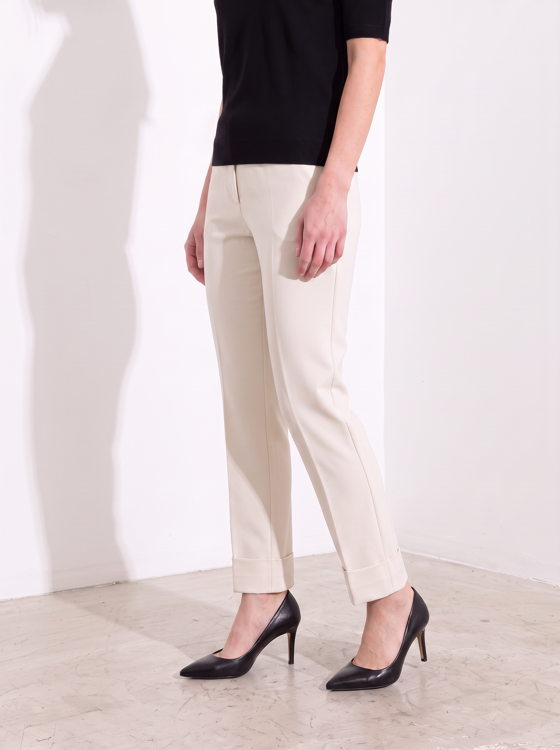 Pantalone slim con risvolto alto