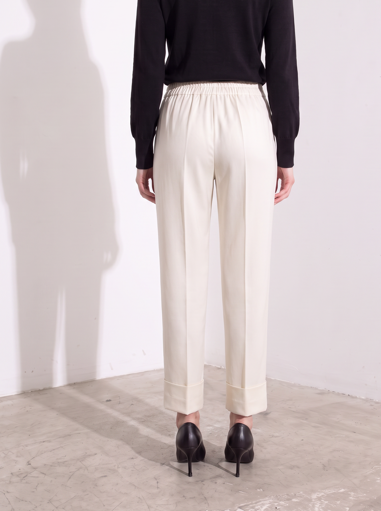 Pantalone slim con risvolto alto