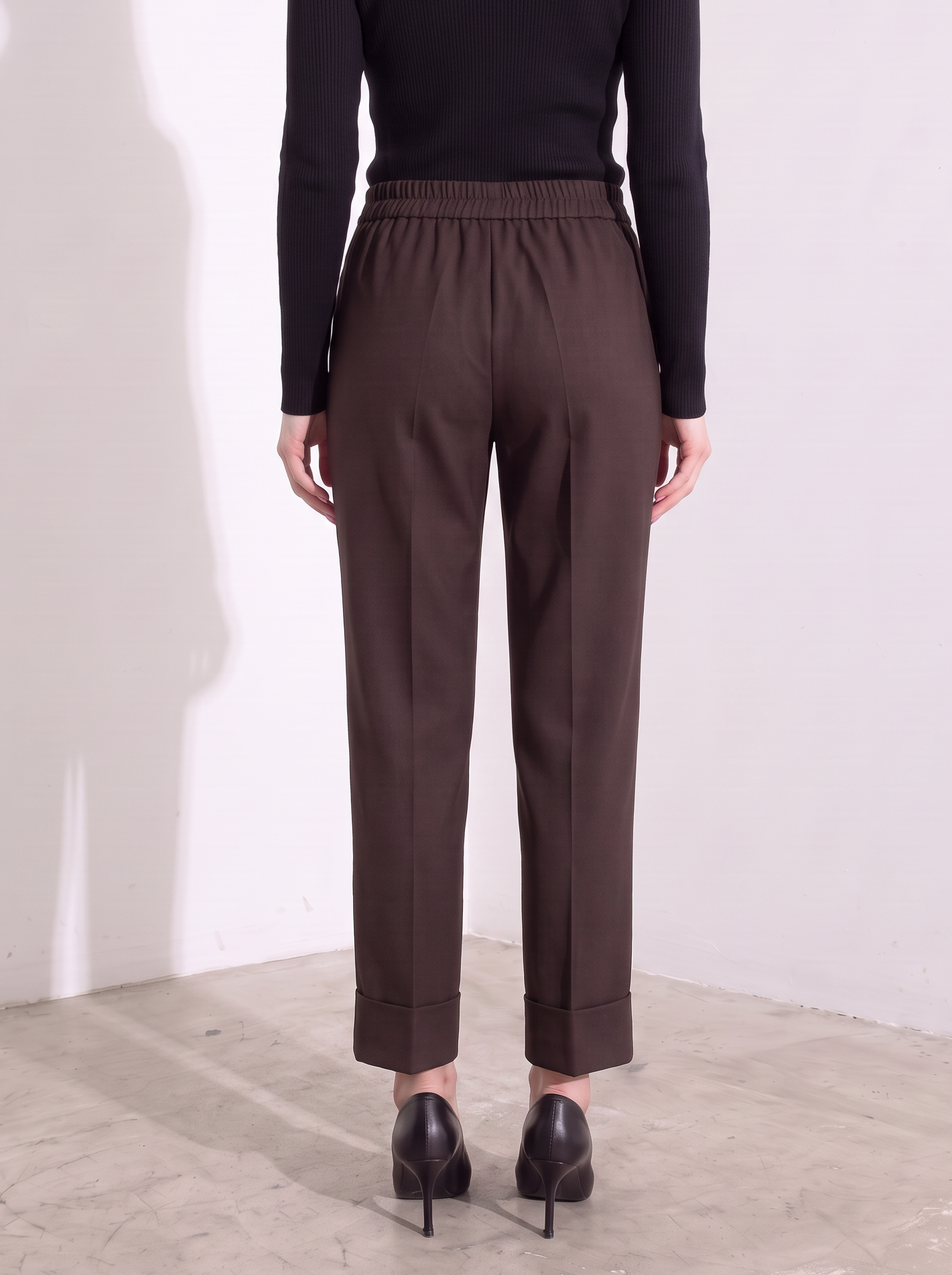 Pantalone slim con risvolto alto