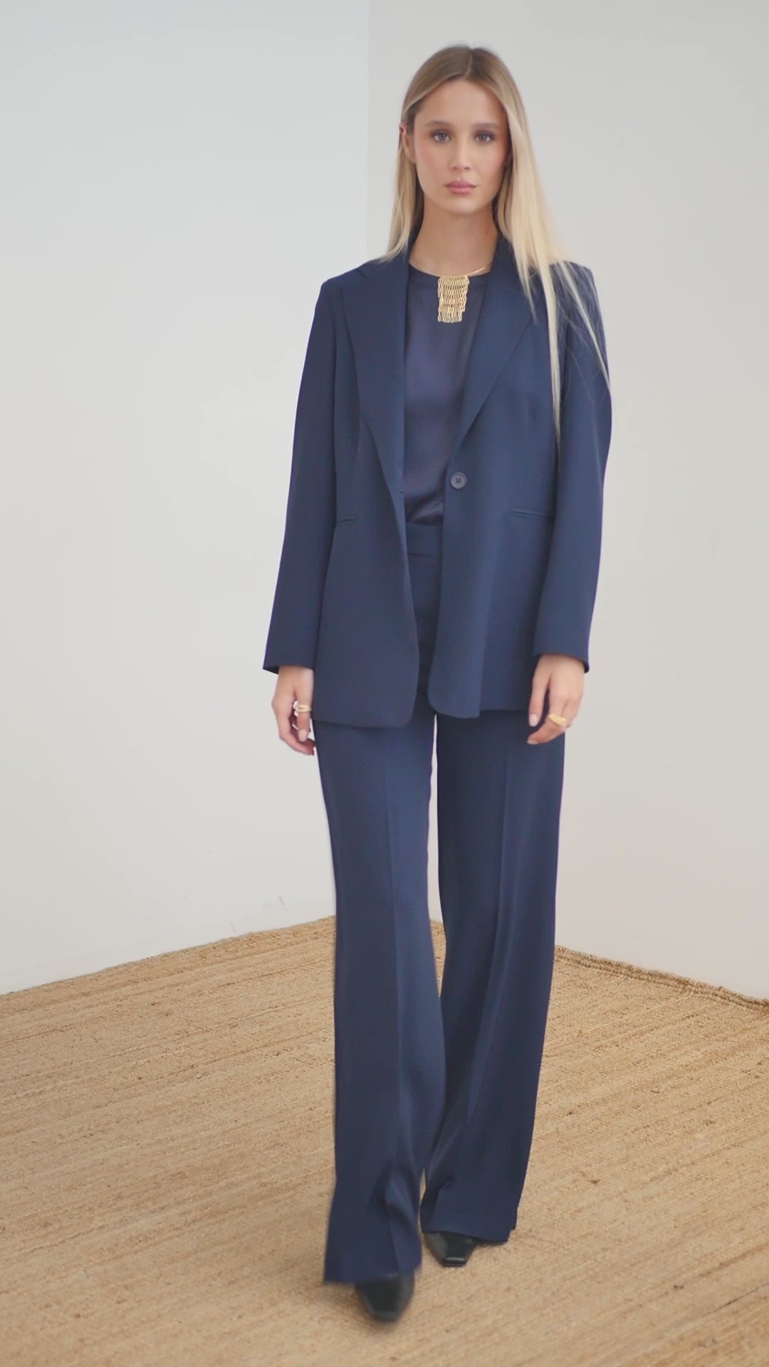 Single-breasted jacket in flowing diagonal